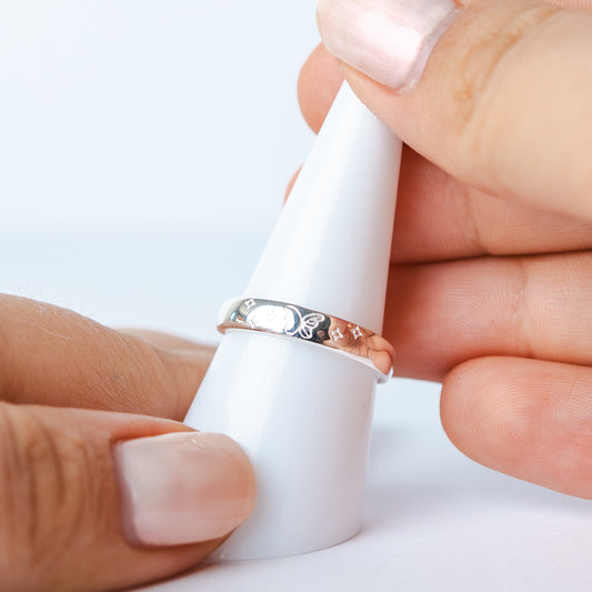 Anillo ajustable mariposa y estrellas grabadas