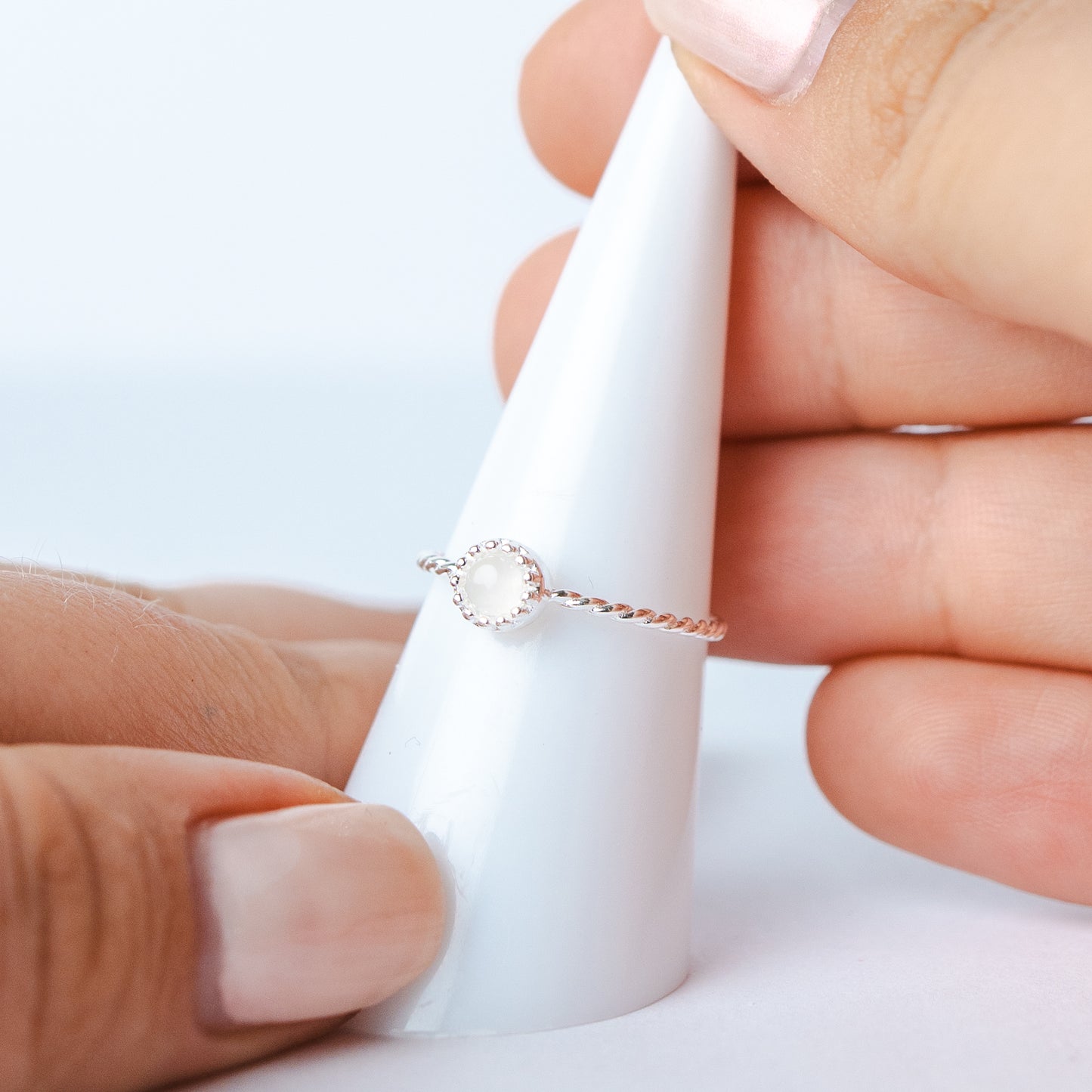 Anillo trenzado piedra blanca