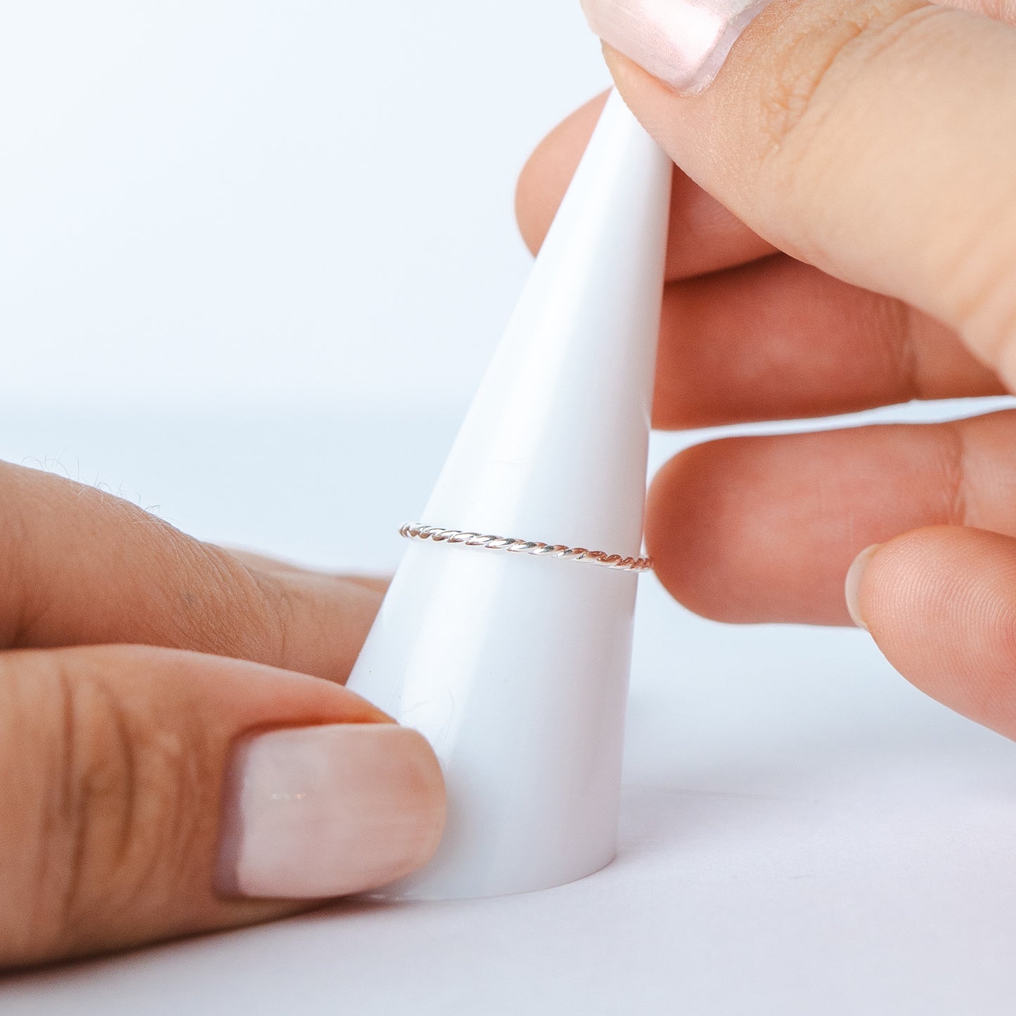 Anillo trenzado piedra rosada