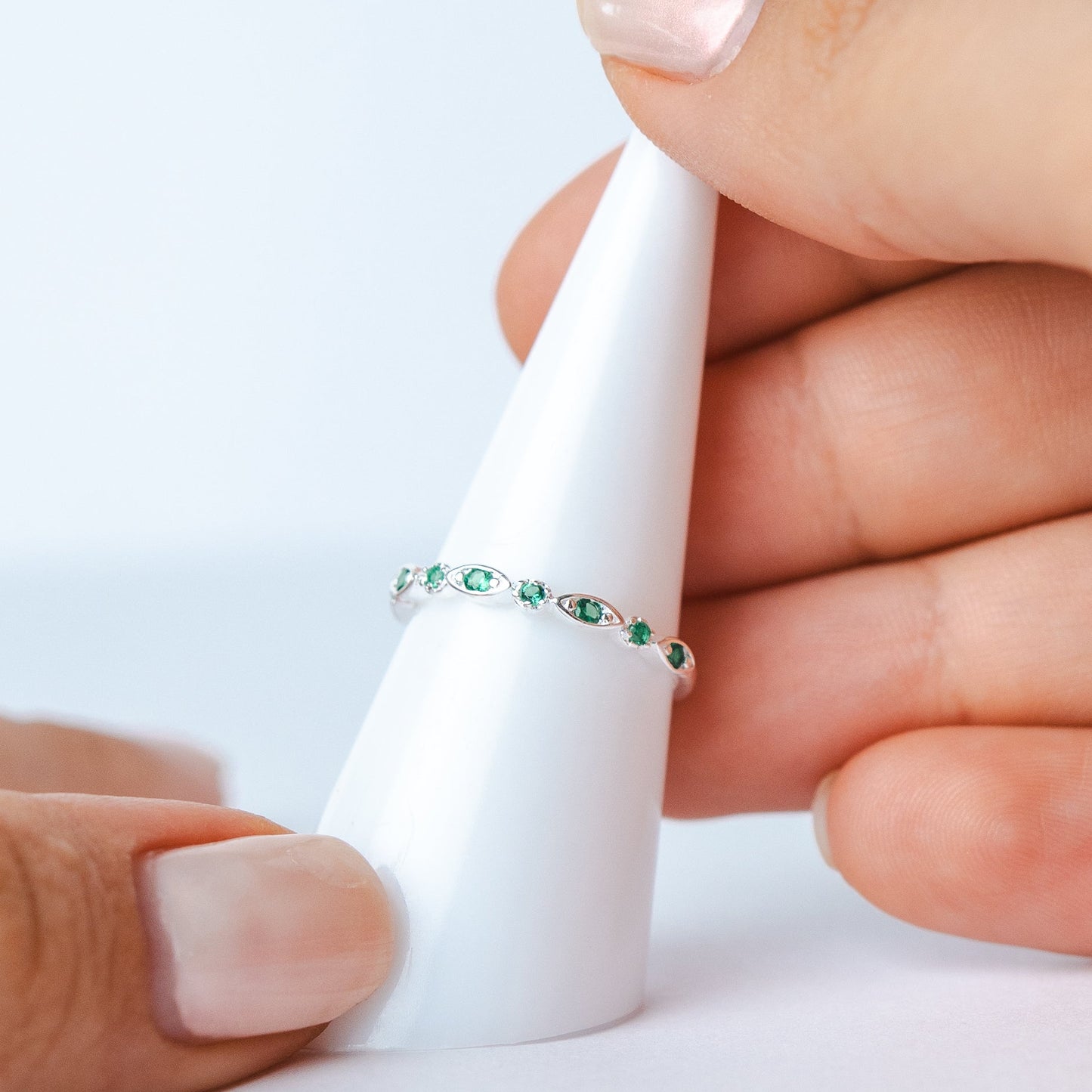 Anillo ajustable circones esmeraldas