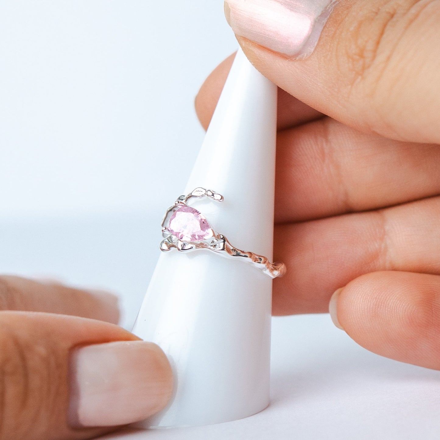 Anillo ajustable cruzado circón rosa