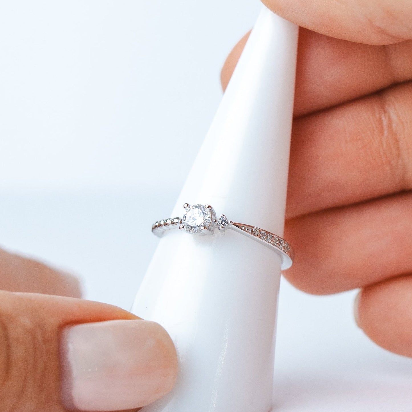 Anillo ajustable circón solitario estilo francés