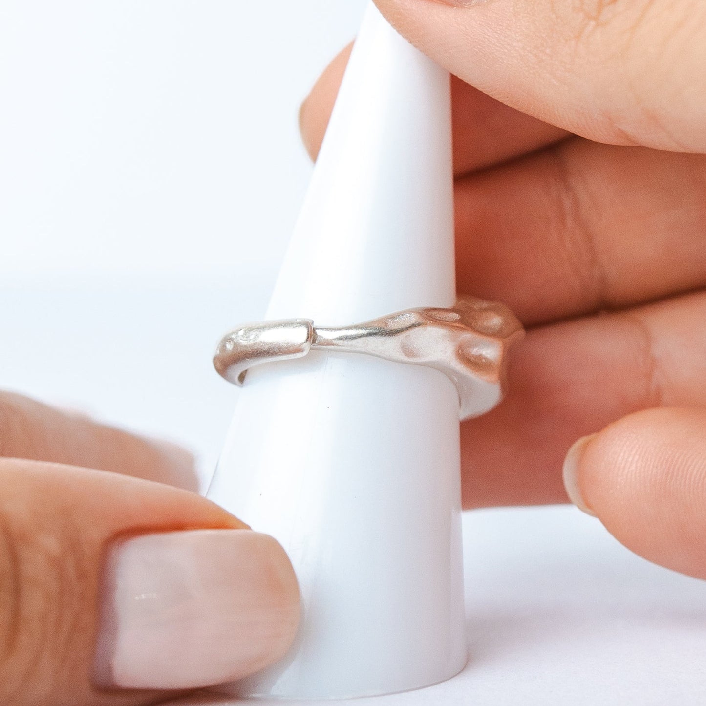 Anillo ajustable pliegues satinado