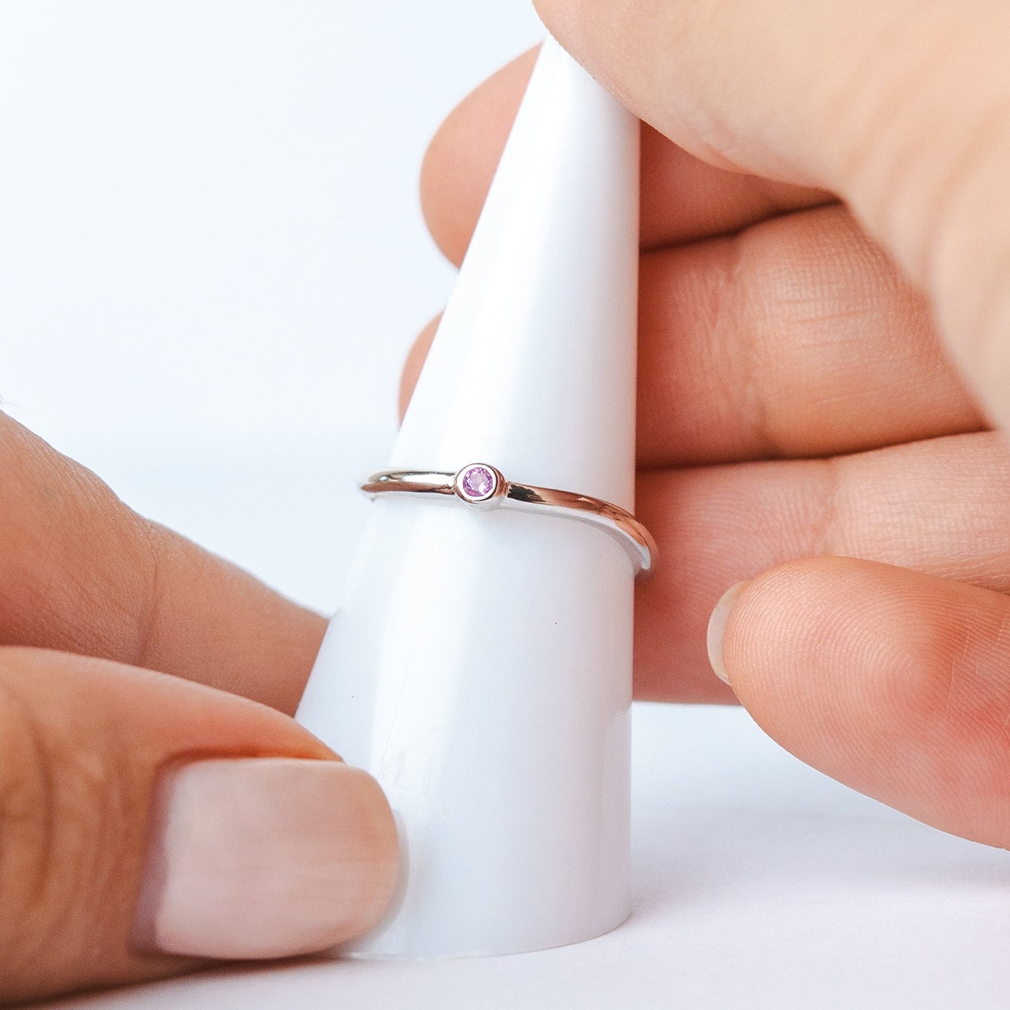 Anillo ajustable circón rosado minimal