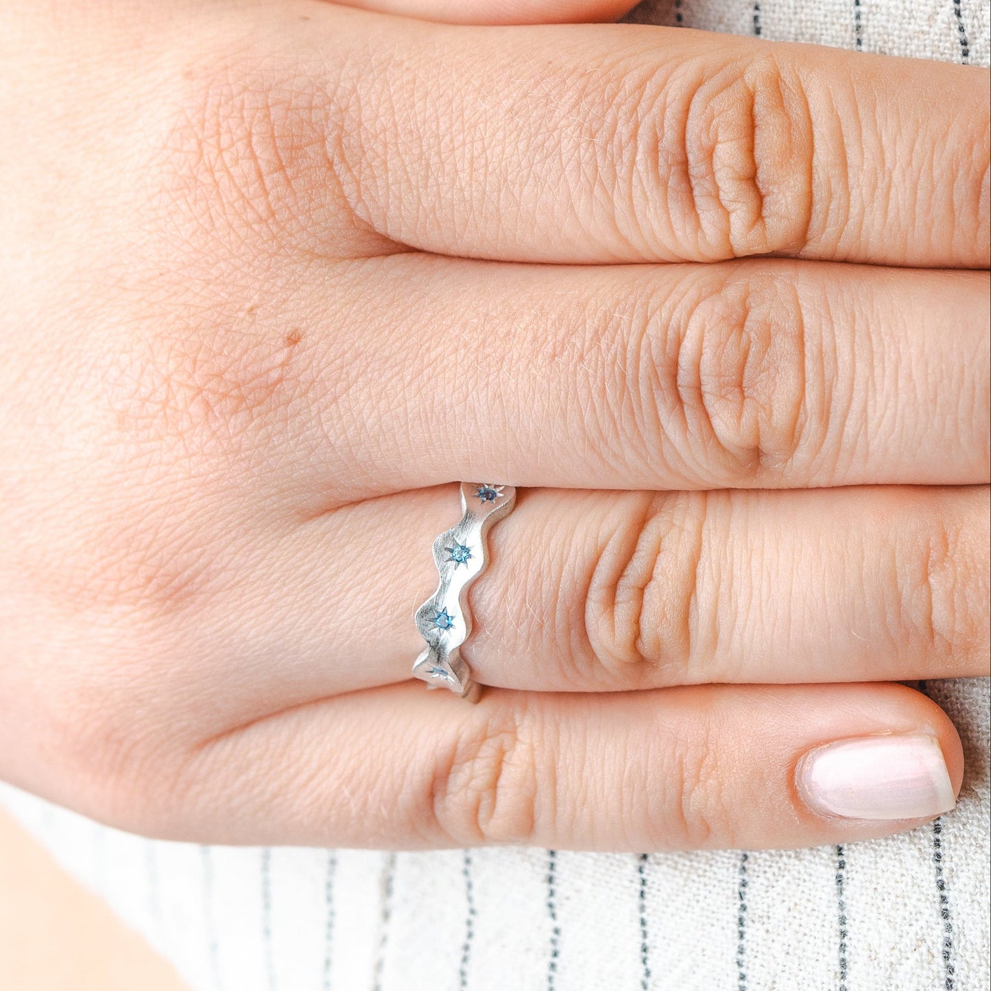 Anillo ajustable satinado estrellas azules