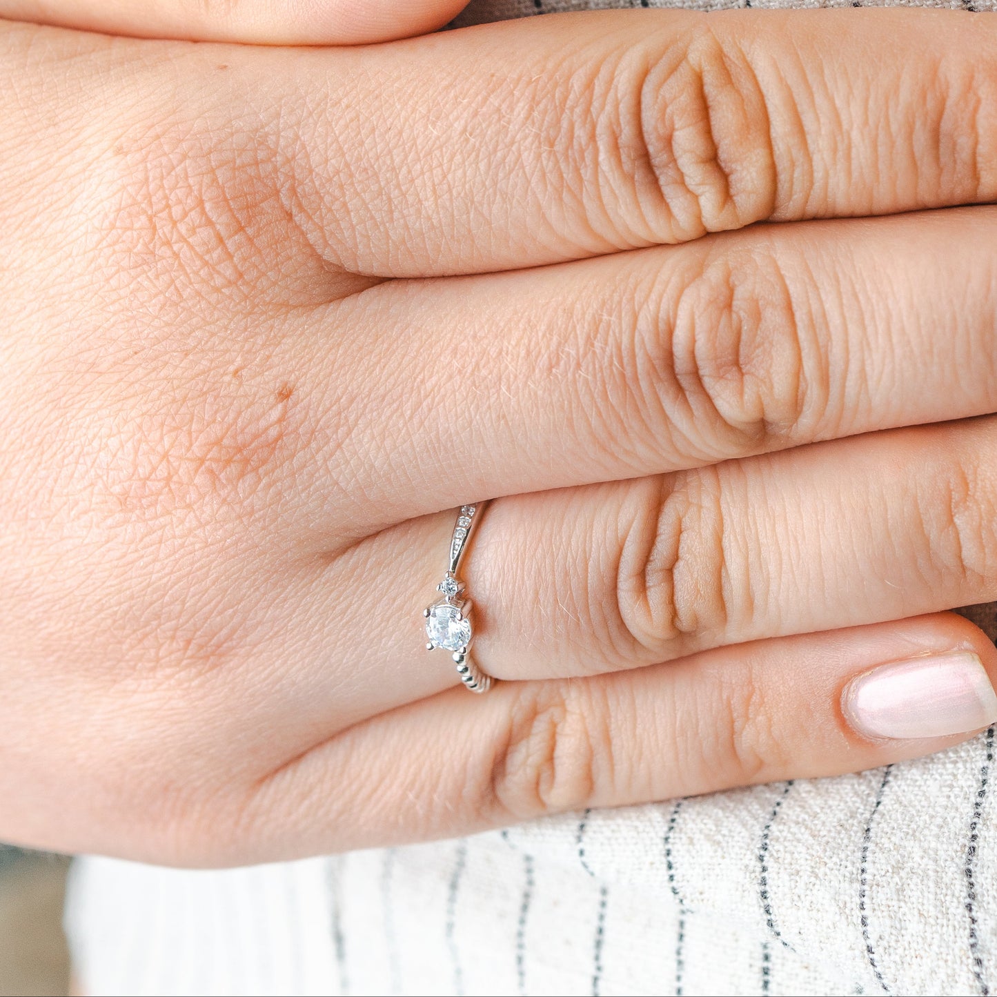 Anillo ajustable circón solitario estilo francés