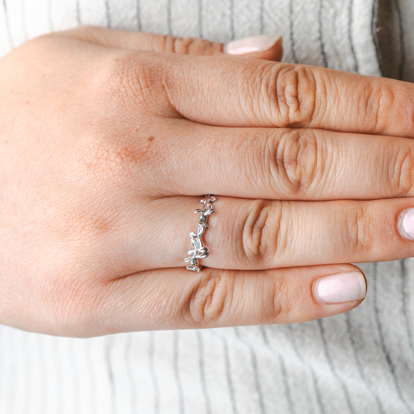 Anillo ajustable enredadera hojas pulidas