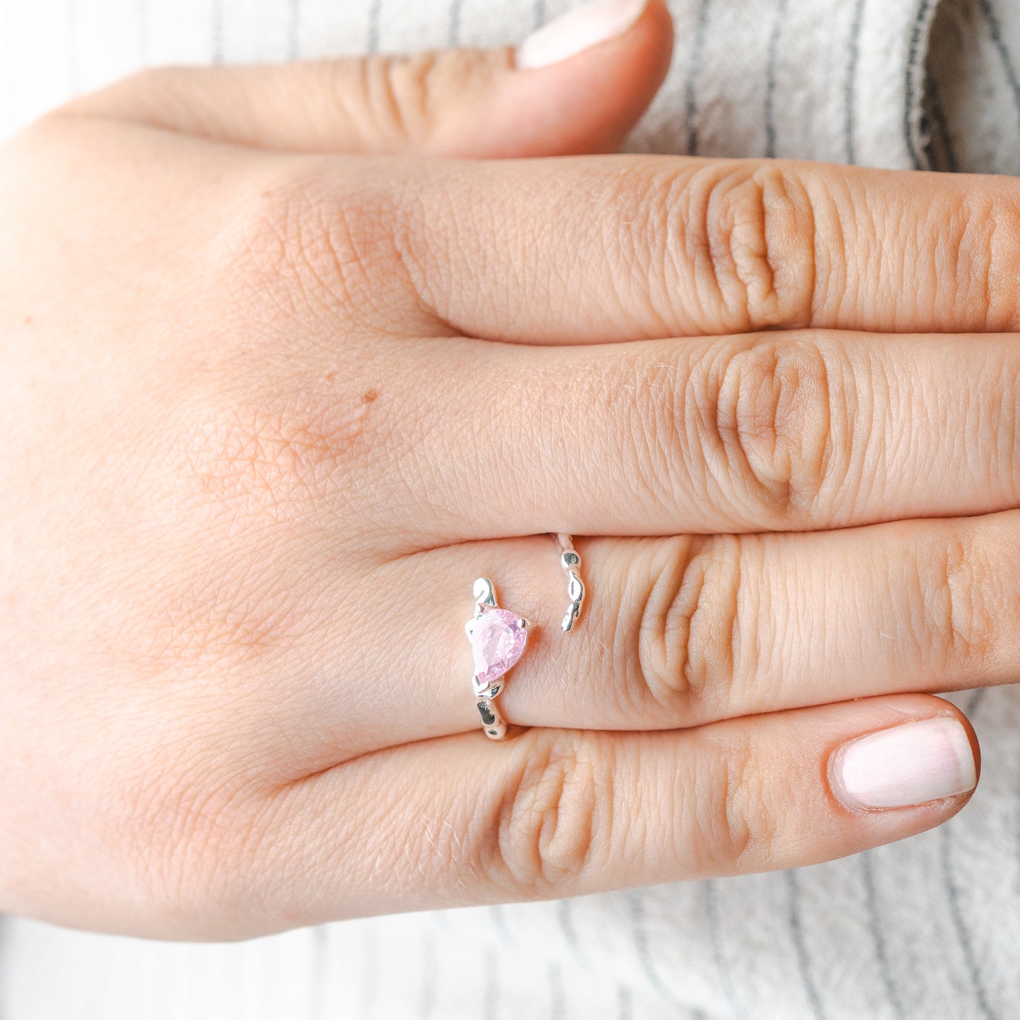 Anillo ajustable cruzado circón rosa