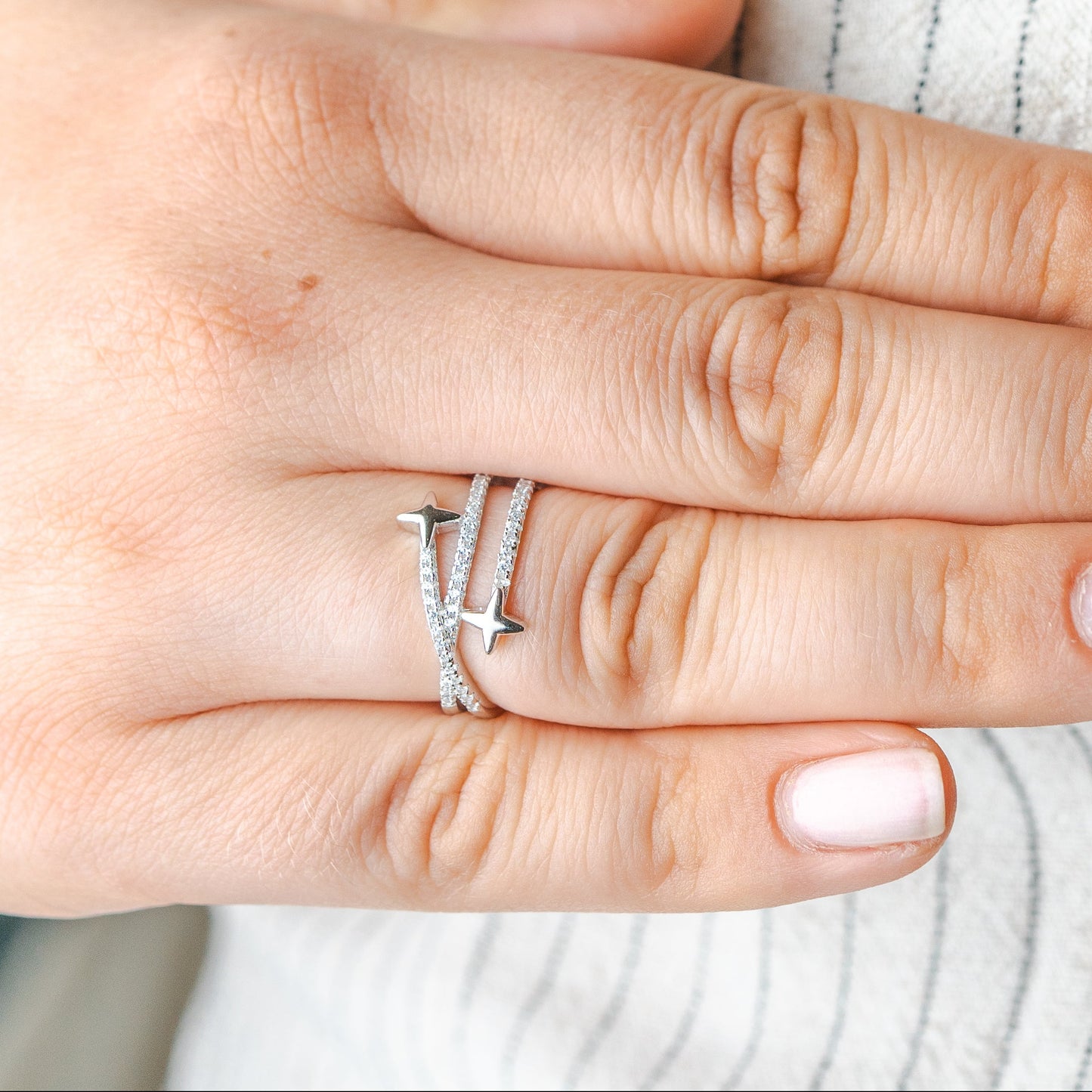 Anillo ajustable estrellas fugaces y circones