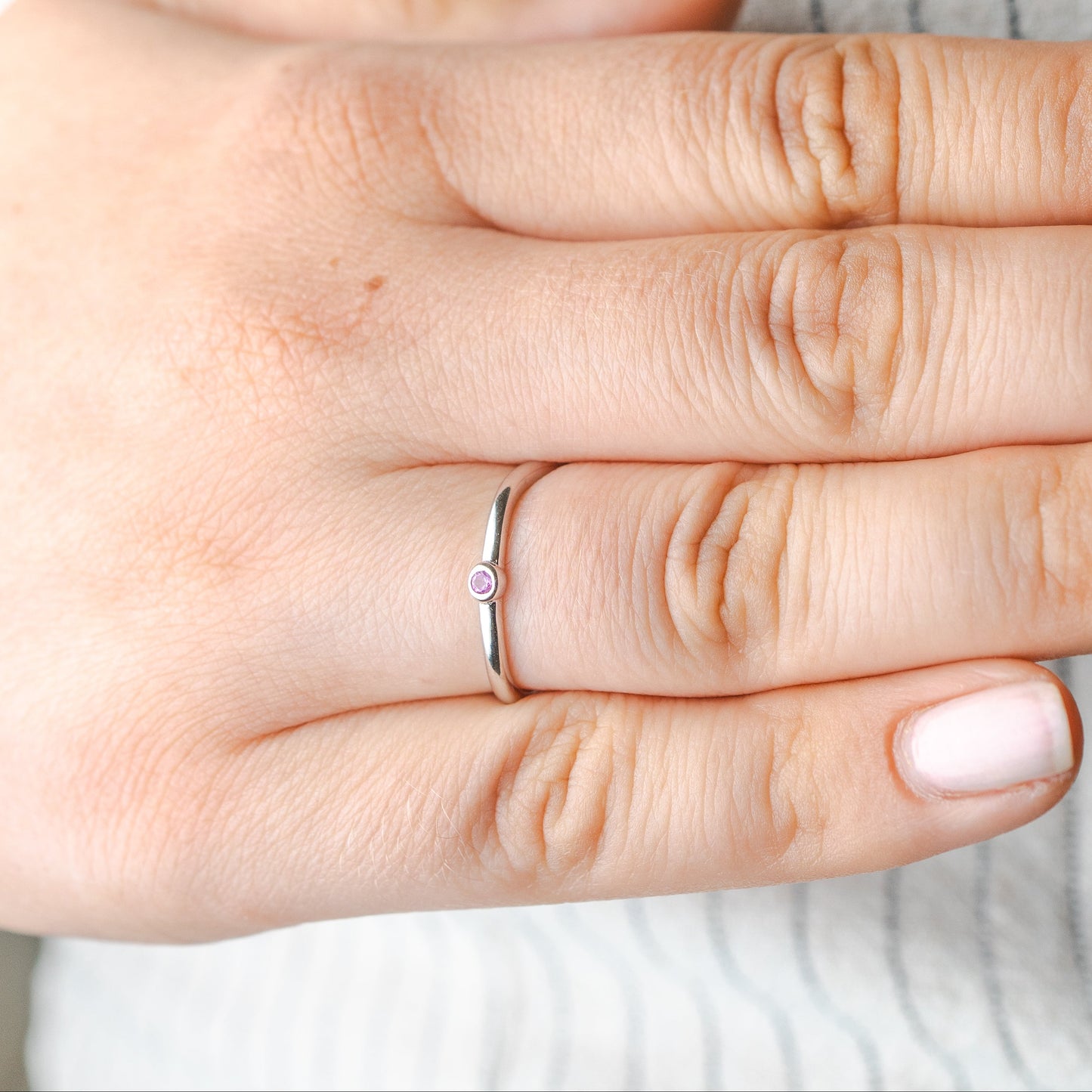 Anillo ajustable circón rosado minimal