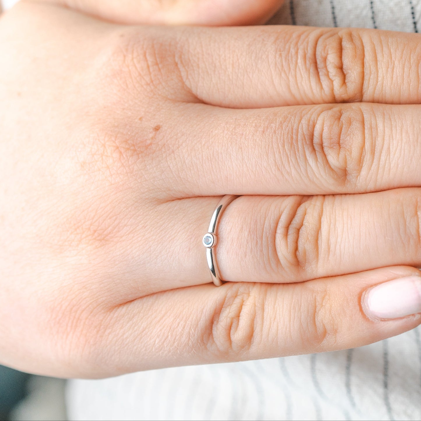 Anillo ajustable circón azul minimal