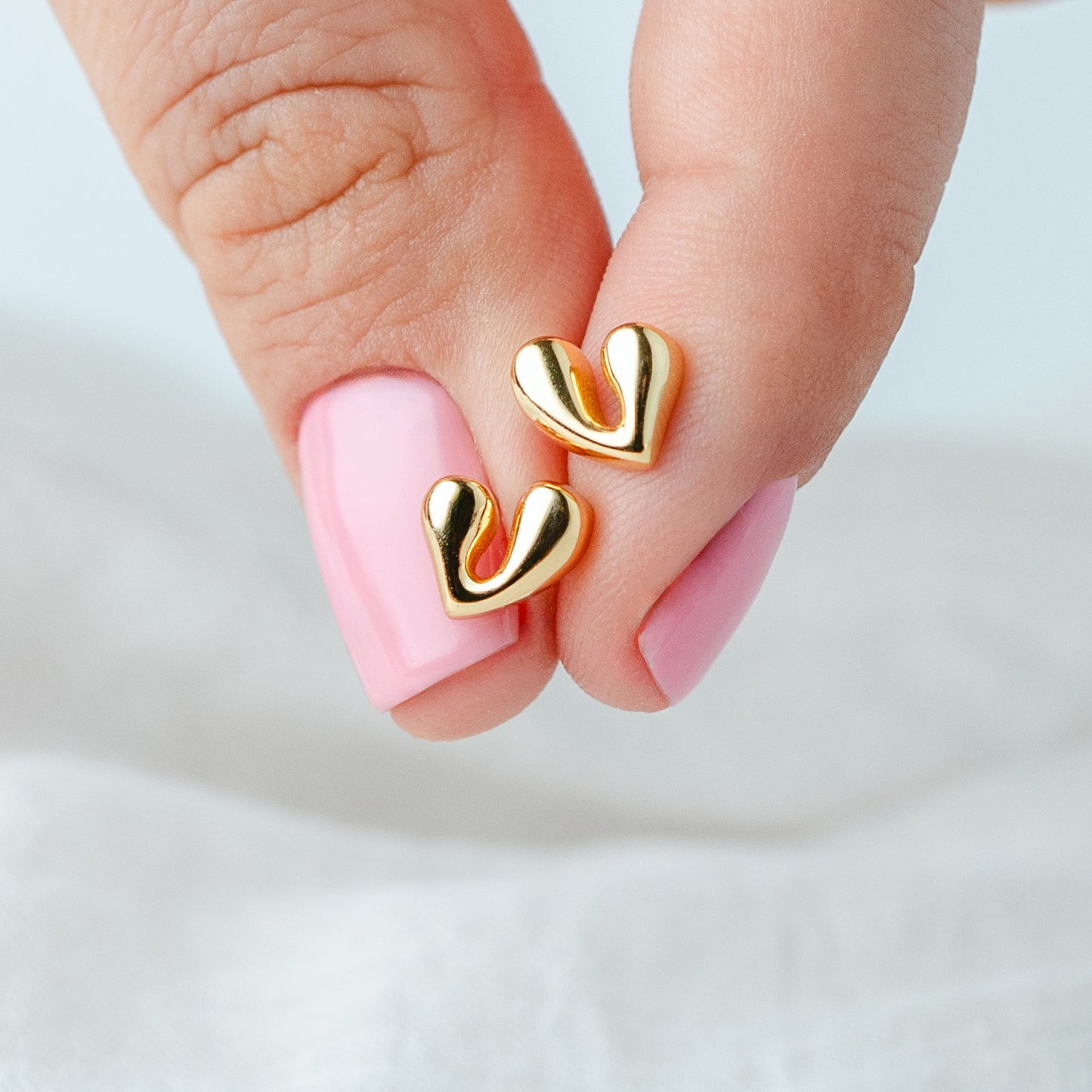 Aros pegados Love bañado en oro