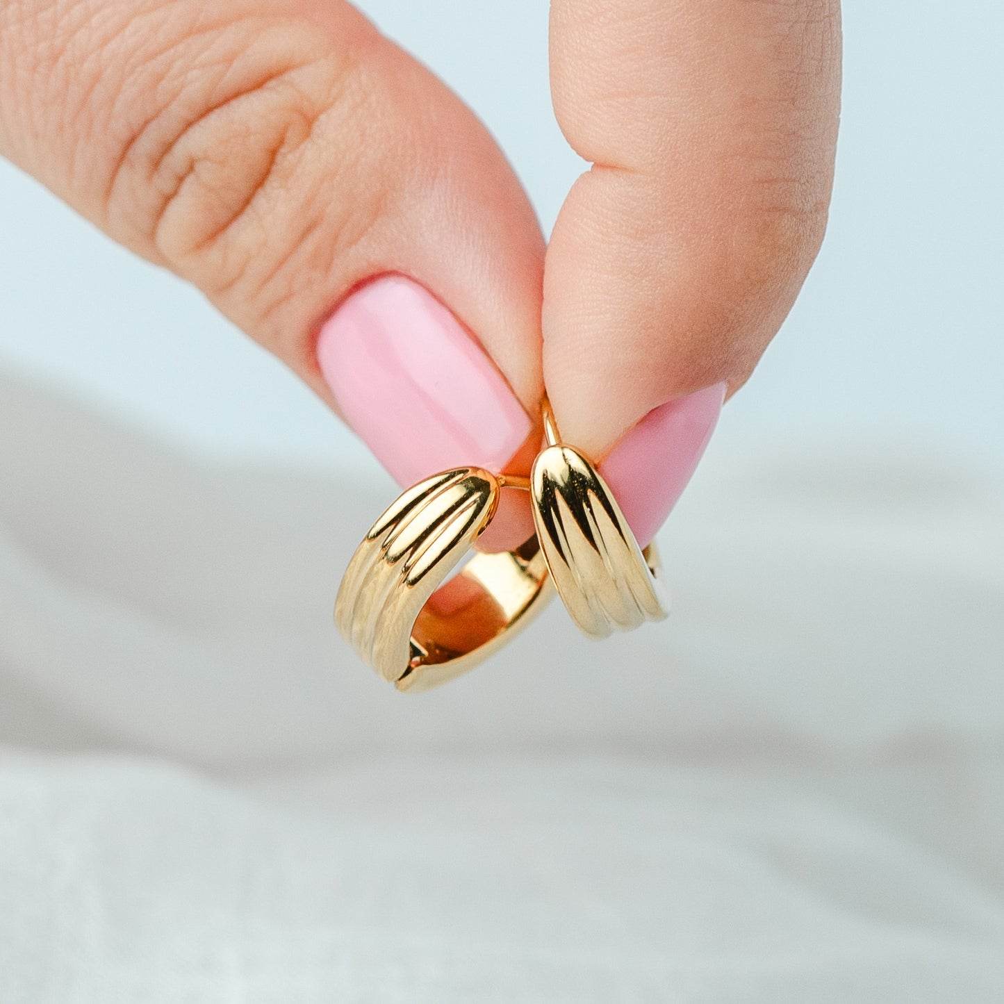 Aros argolla huggie lineas