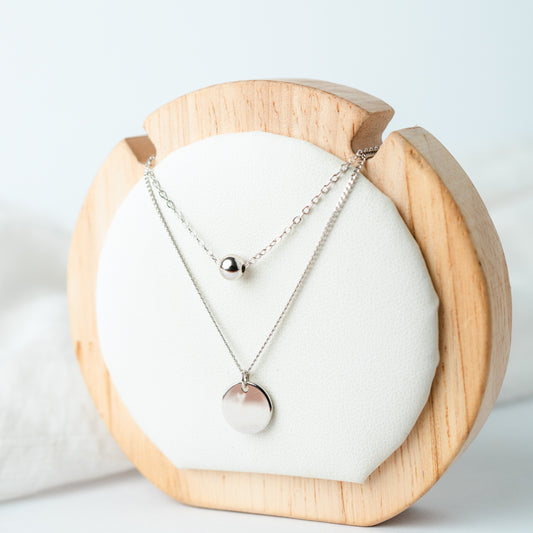 Collar doble esfera y medalla