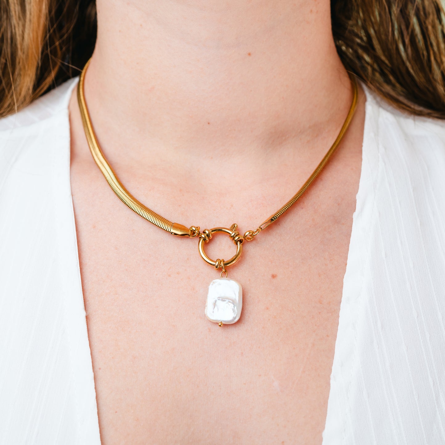 Collar de timón y conchita bañado en oro