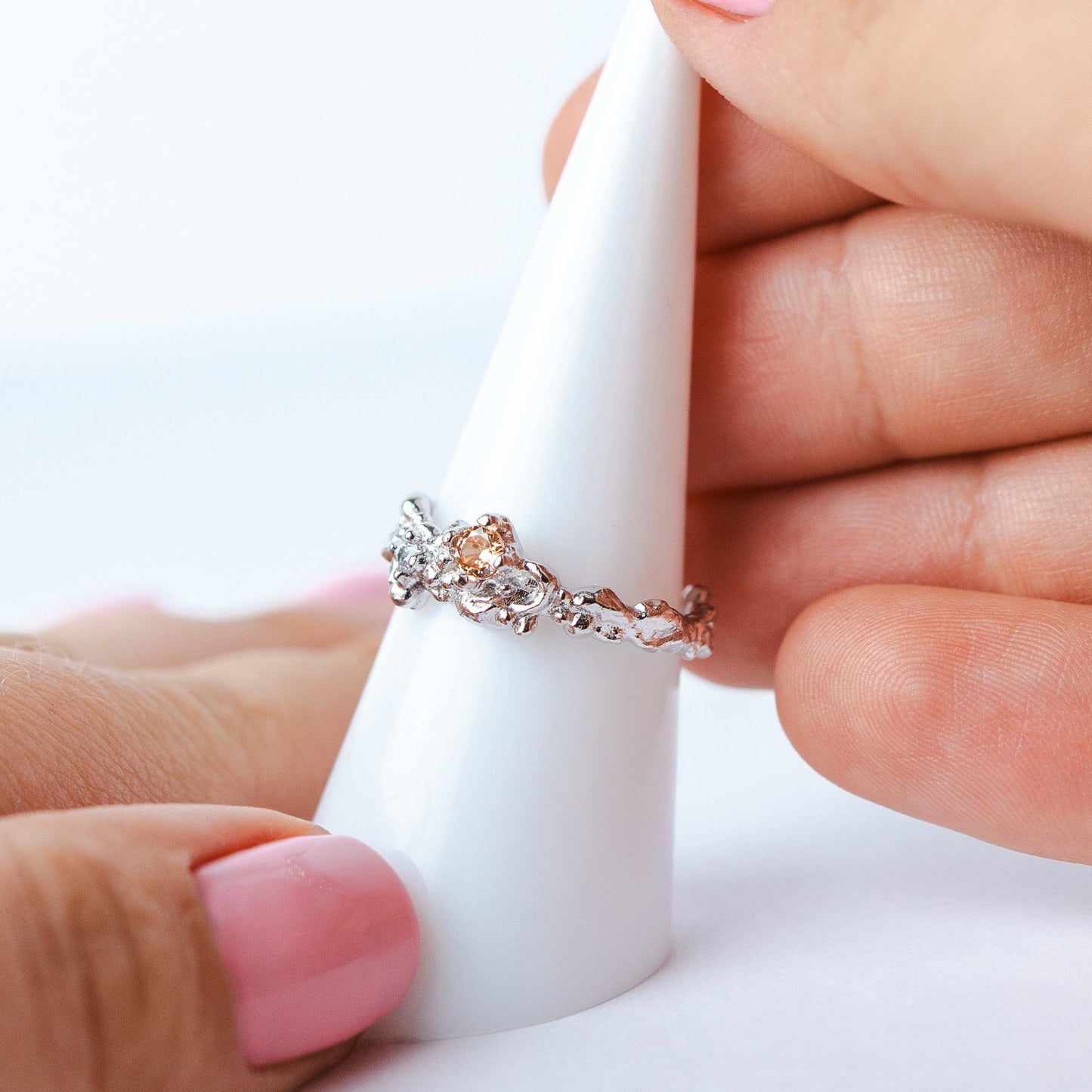 Anillo ajustable martillado circón peach