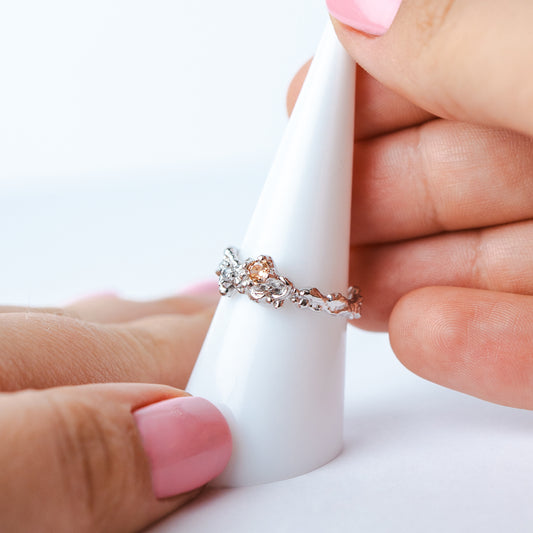 Anillo ajustable martillado circón peach