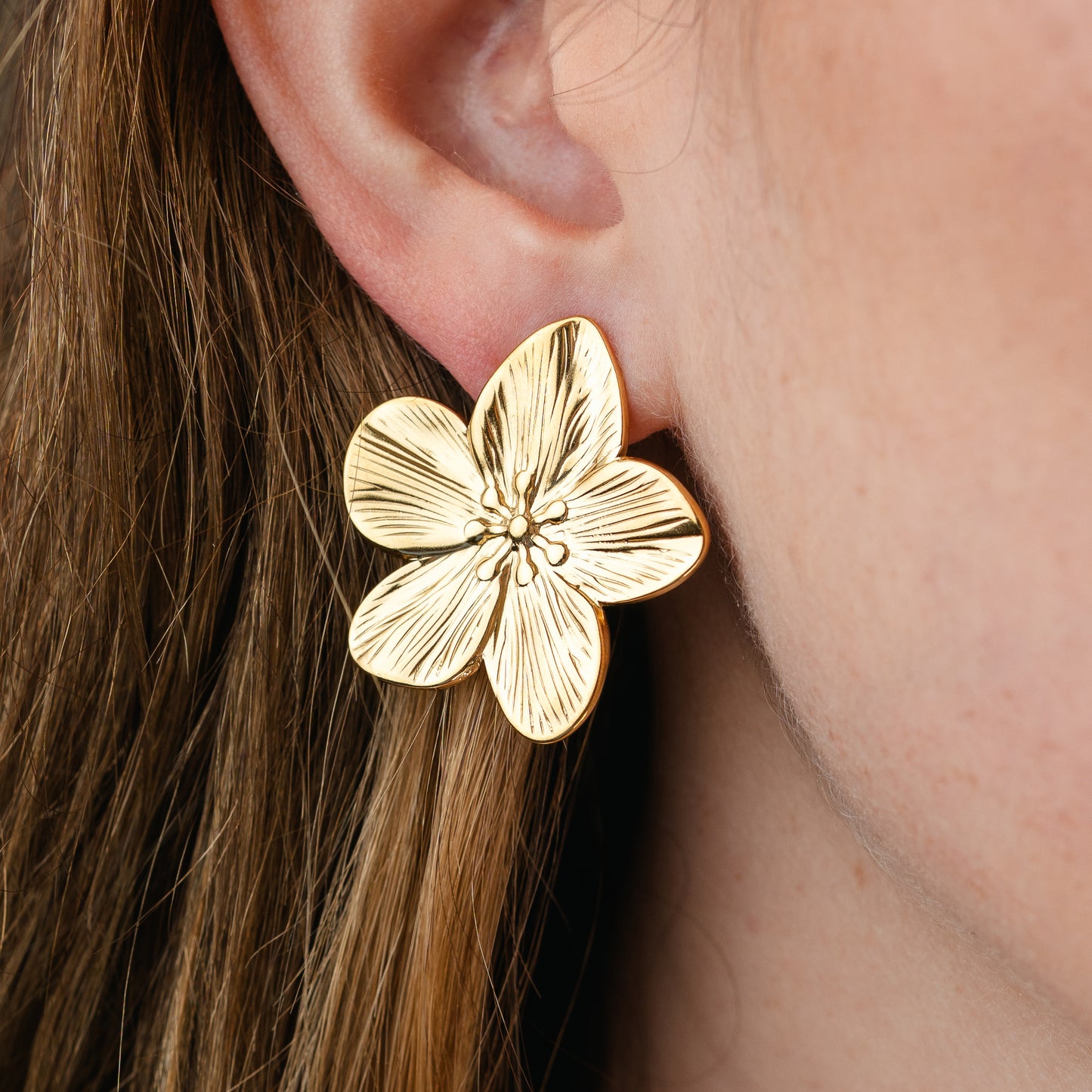 Aros pegados de flor bañado en oro