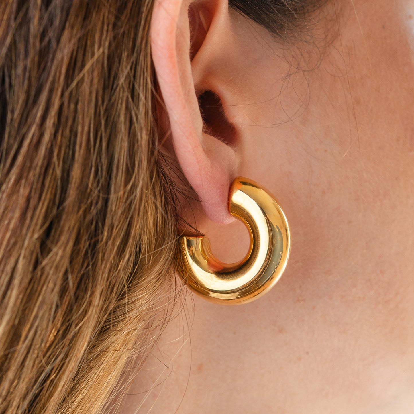 Aros semi argolla bold bañados en oro