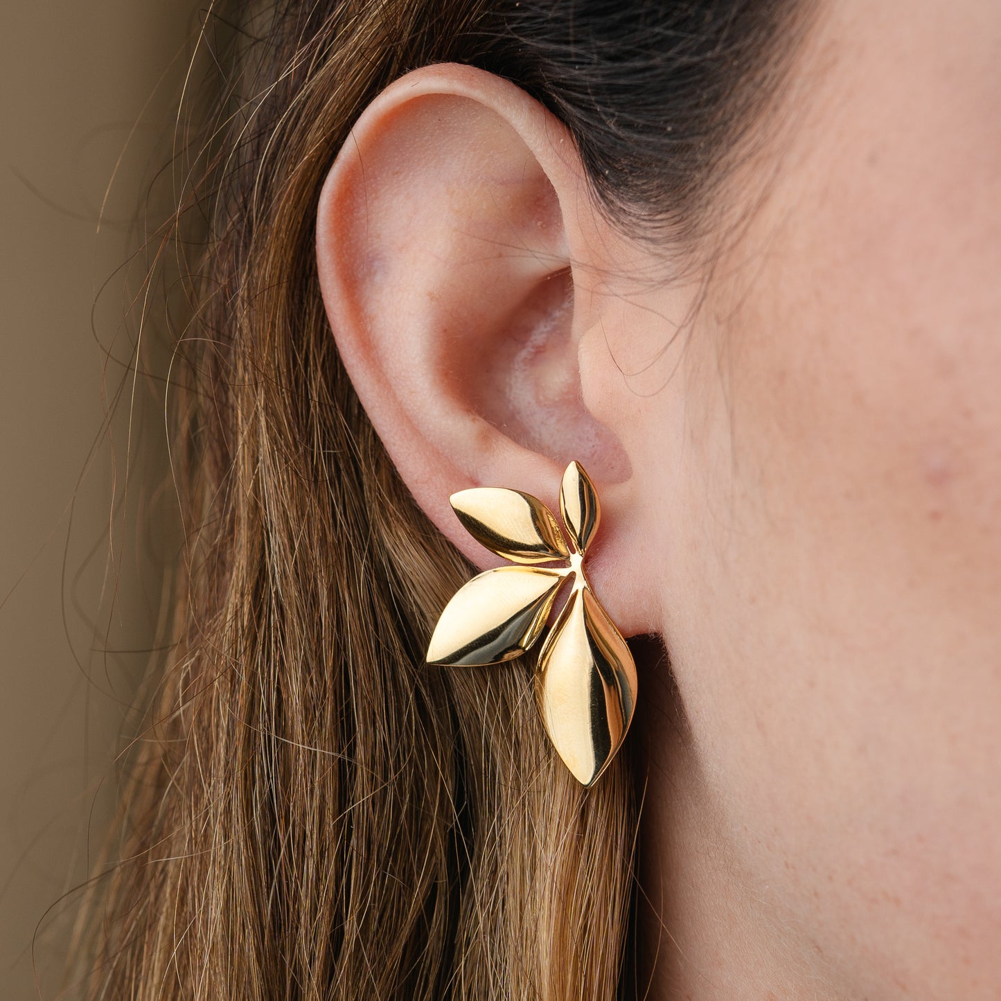 Aros pegados media flor bañado en oro