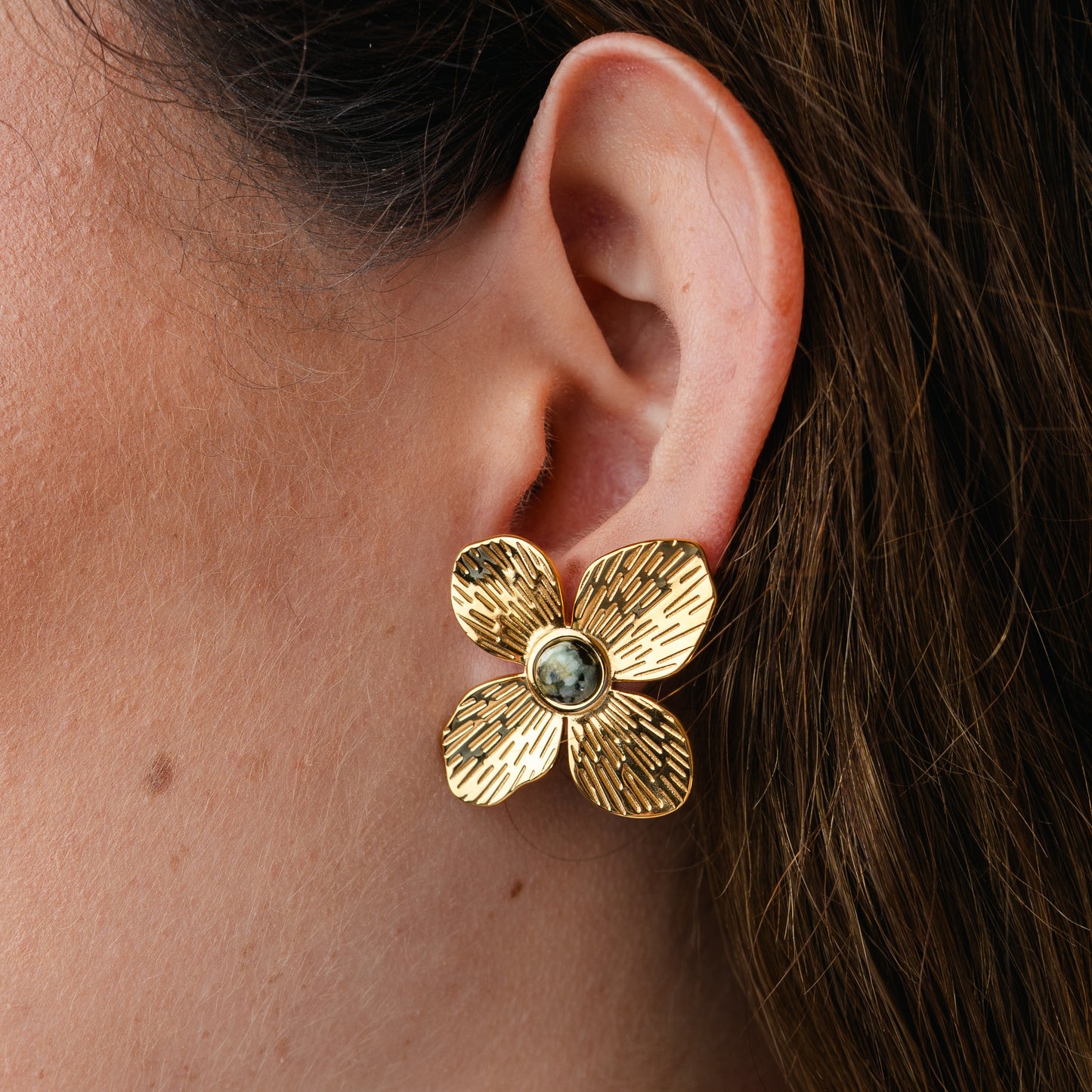 Aros pegados flor bañados en oro