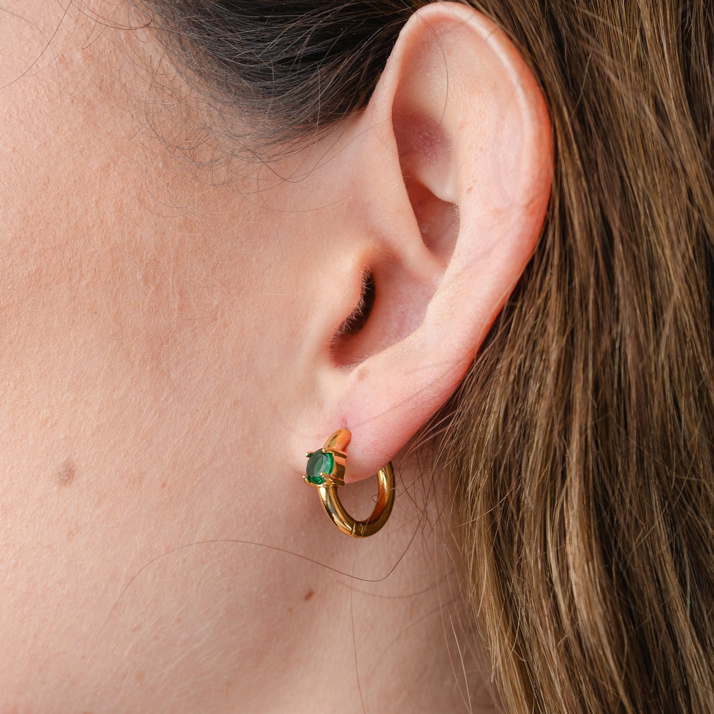 Aros huggie gold circón verde