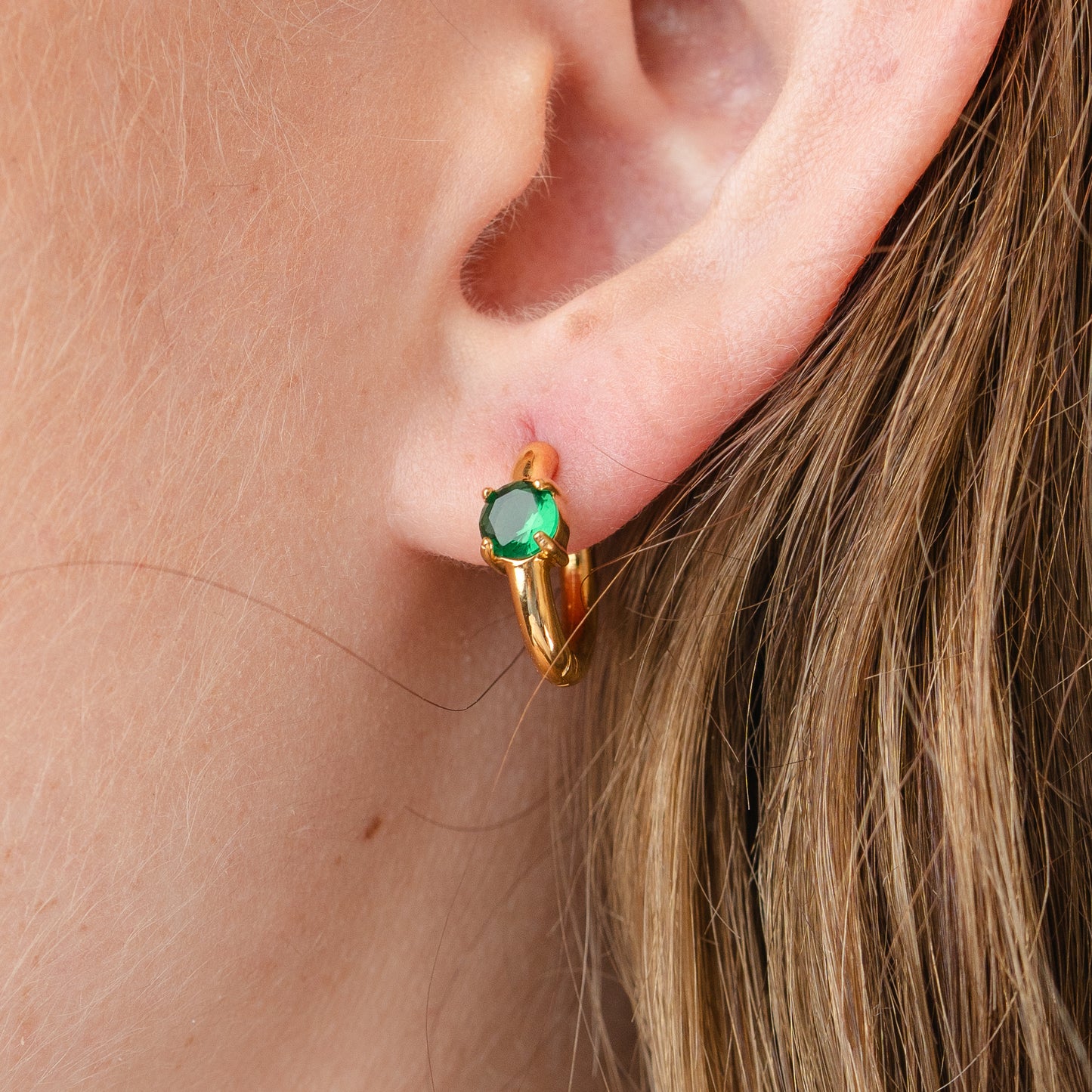 Aros huggie gold circón verde