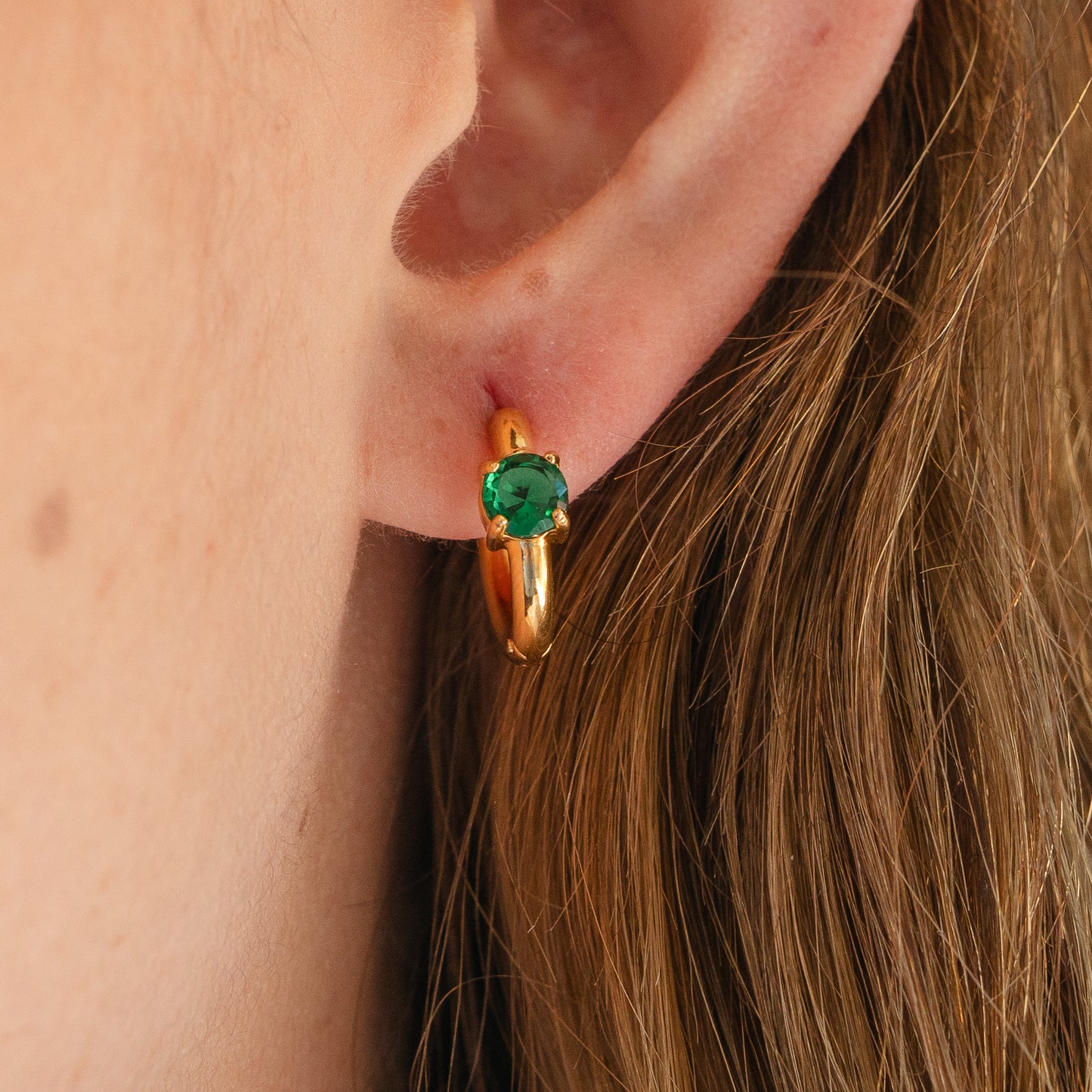 Aros huggie gold circón verde