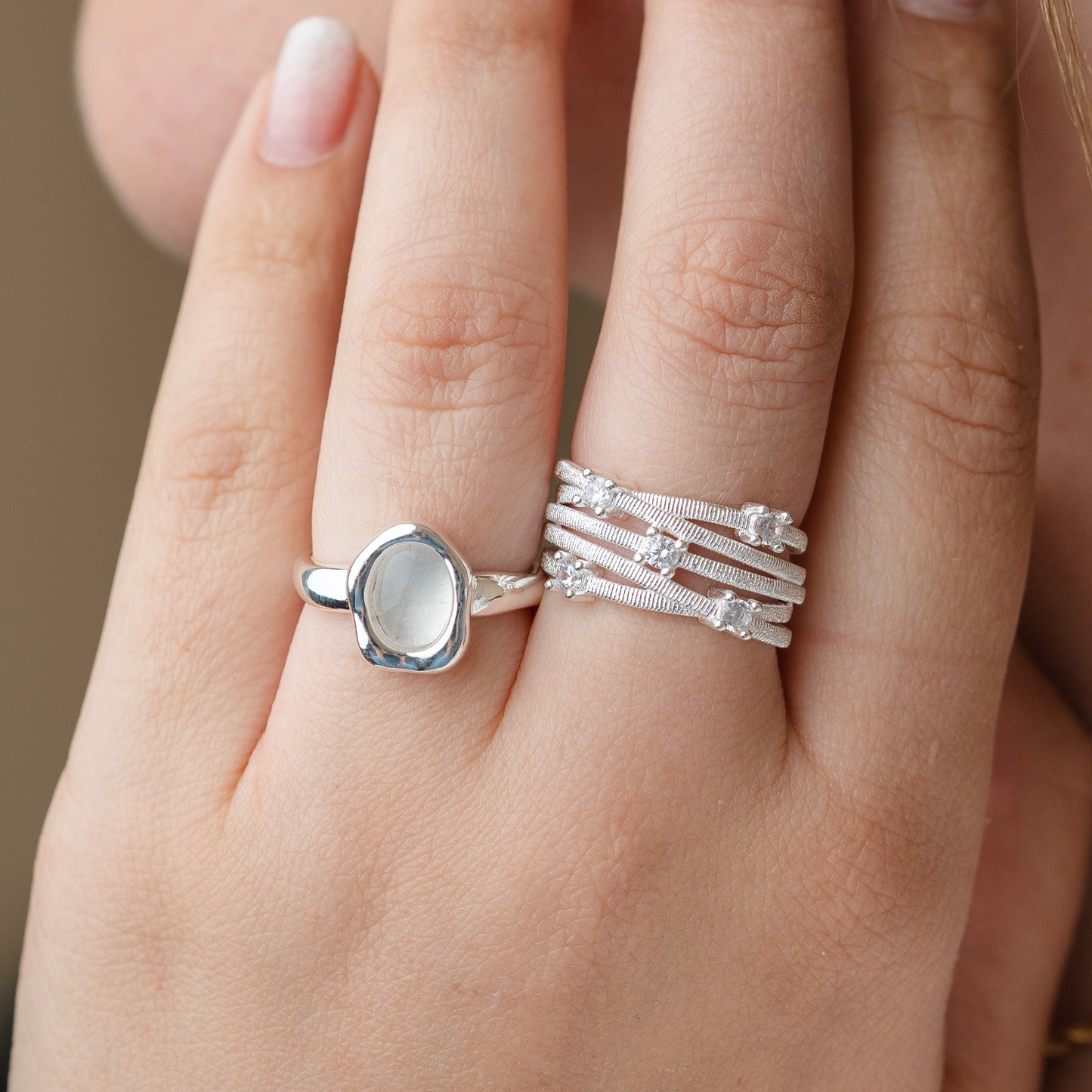 Anillo ajustable flor minimalista