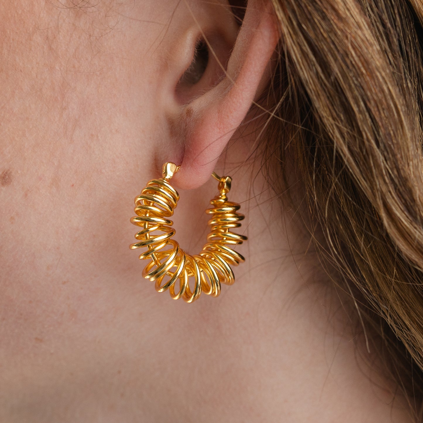 Aros argolla espiral bañado en oro