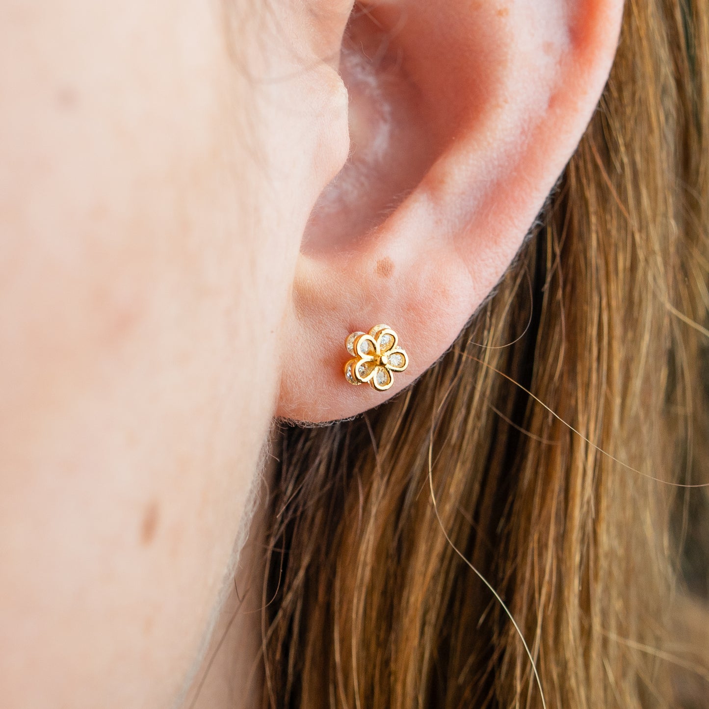 Aros pegados flor circones cierre pelotita bañado en oro