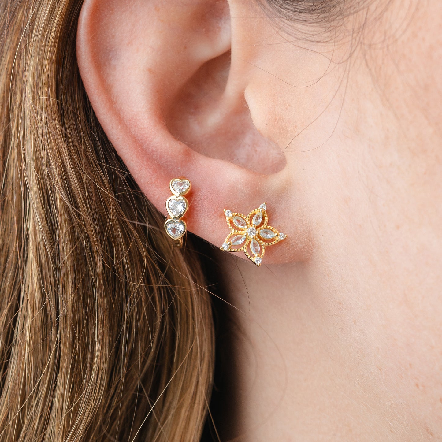 Aros argolla huggie corazones bañado en oro