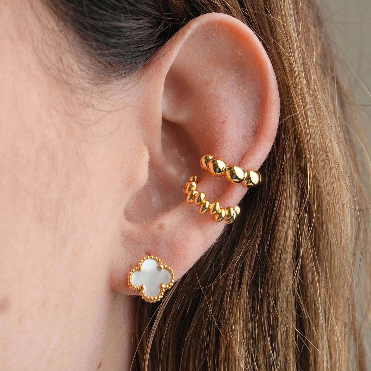 Aros pegados trébol blanco bañado en oro