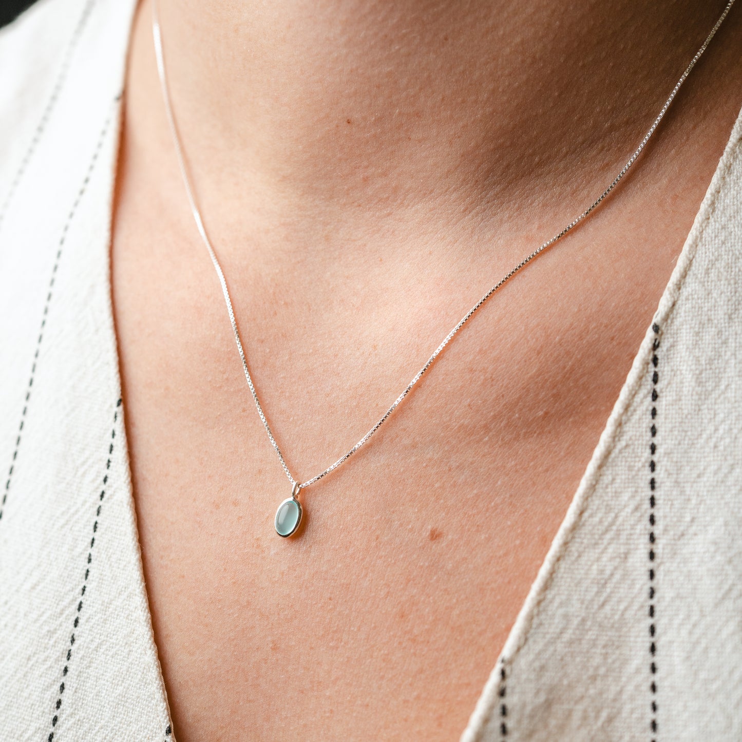 Collar Óvalo piedra calcedonia