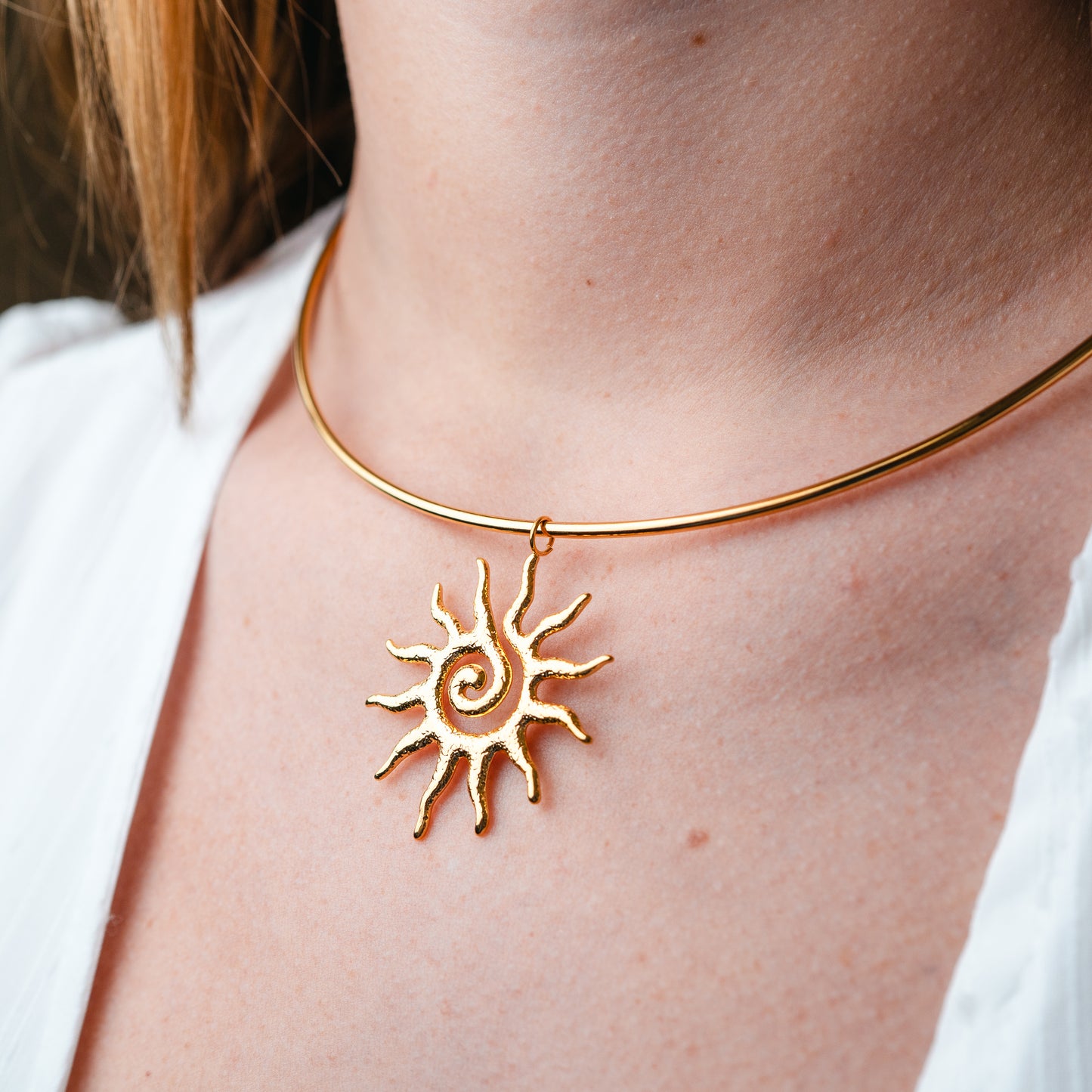 Collar de sol bañado en oro
