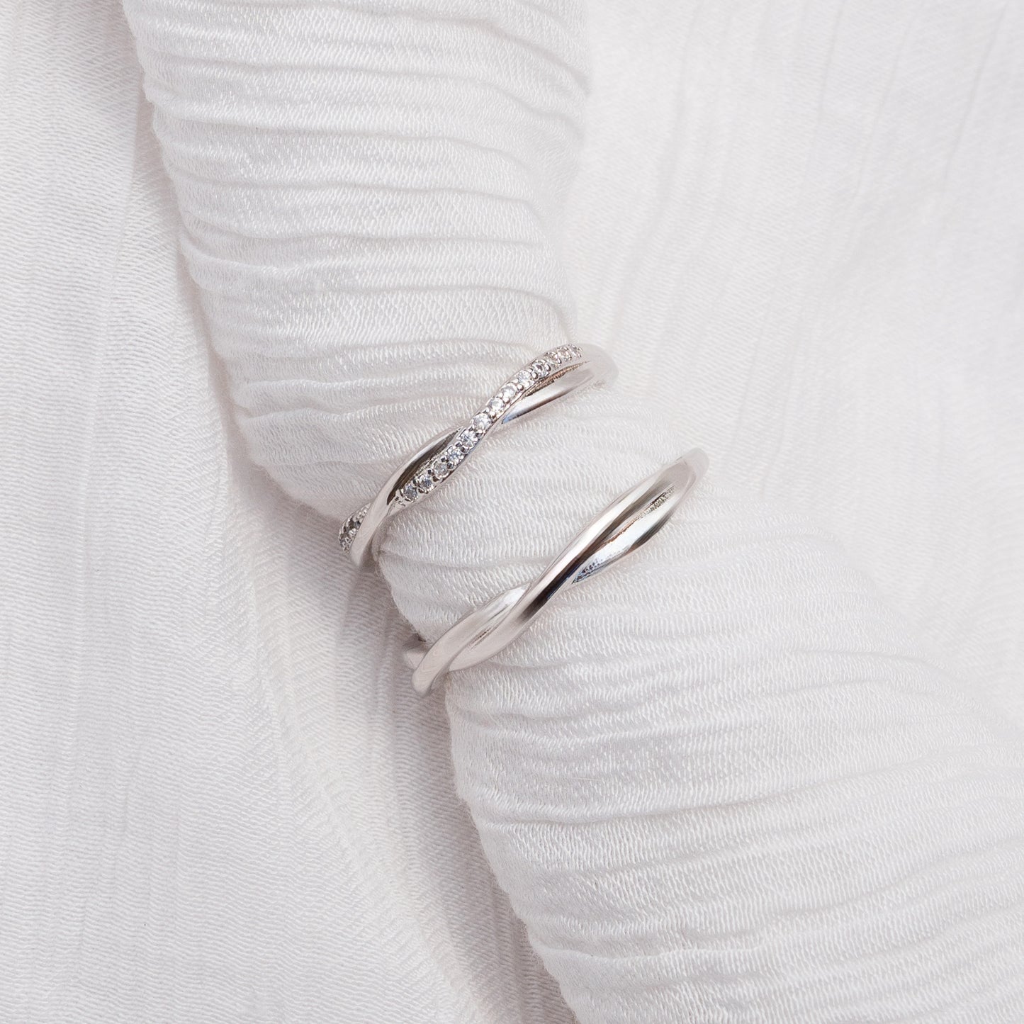 Conjunto anillos de pareja ajustables cruzados