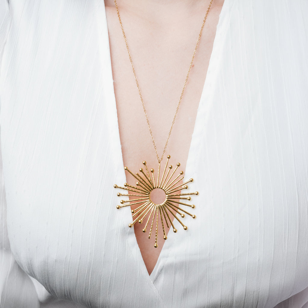 Collar de sol bañado en oro