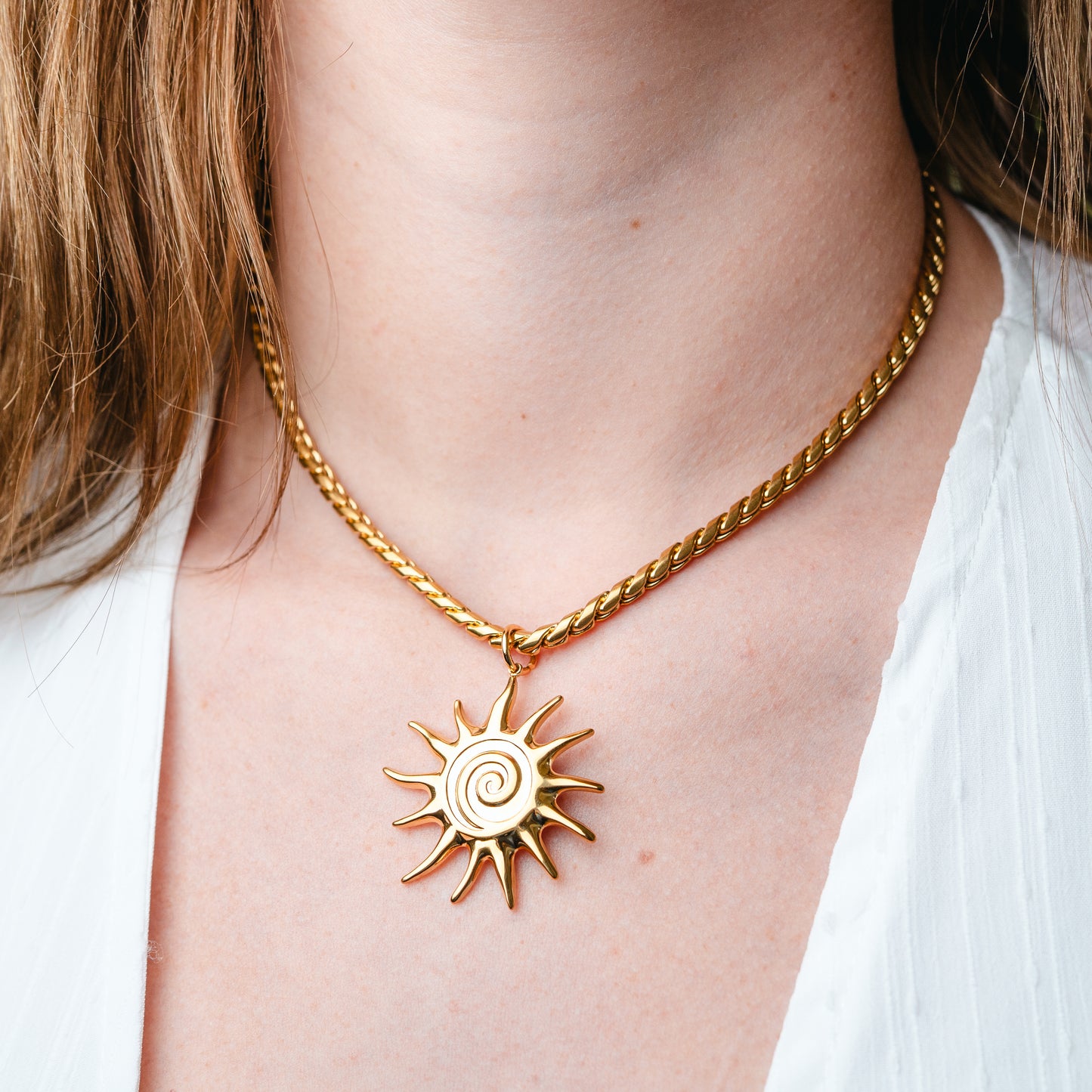 Collar de sol bañado en oro