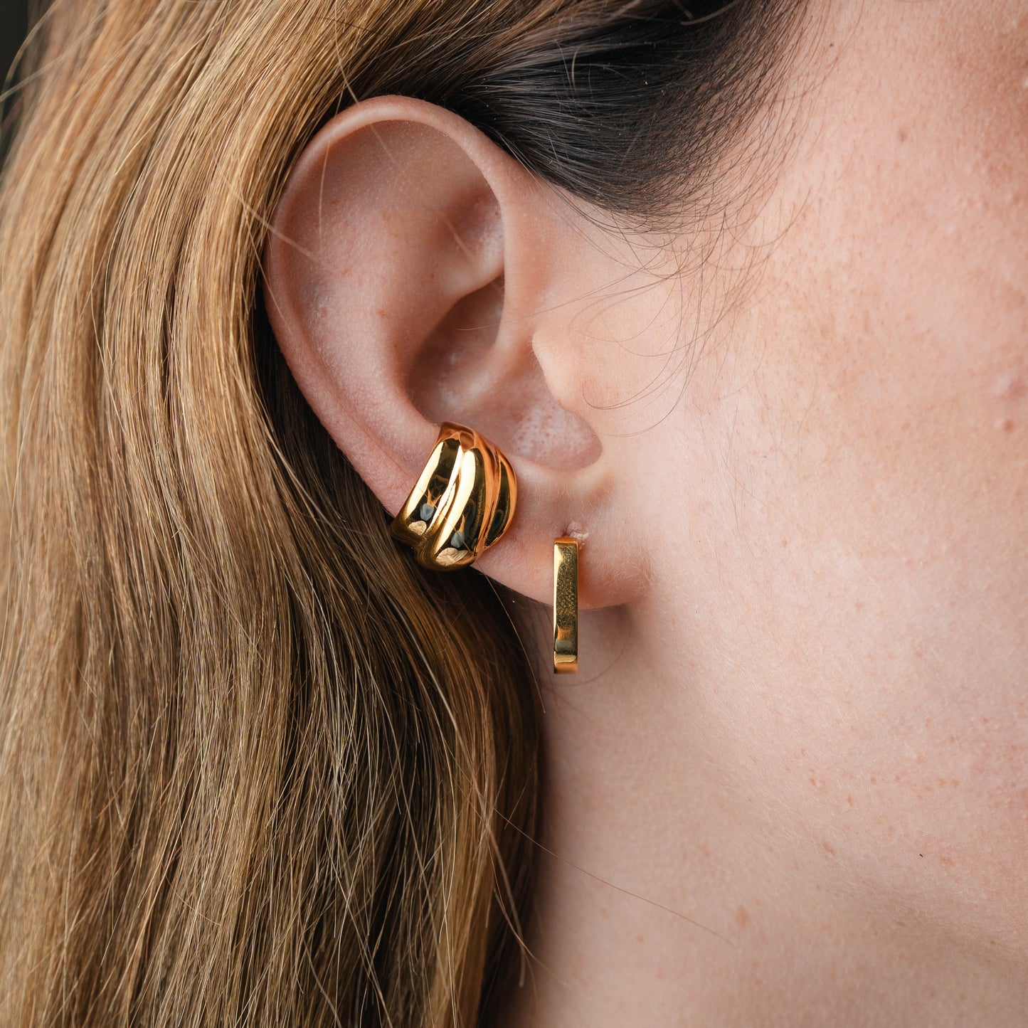 Aro ear cuff wave bañados en oro