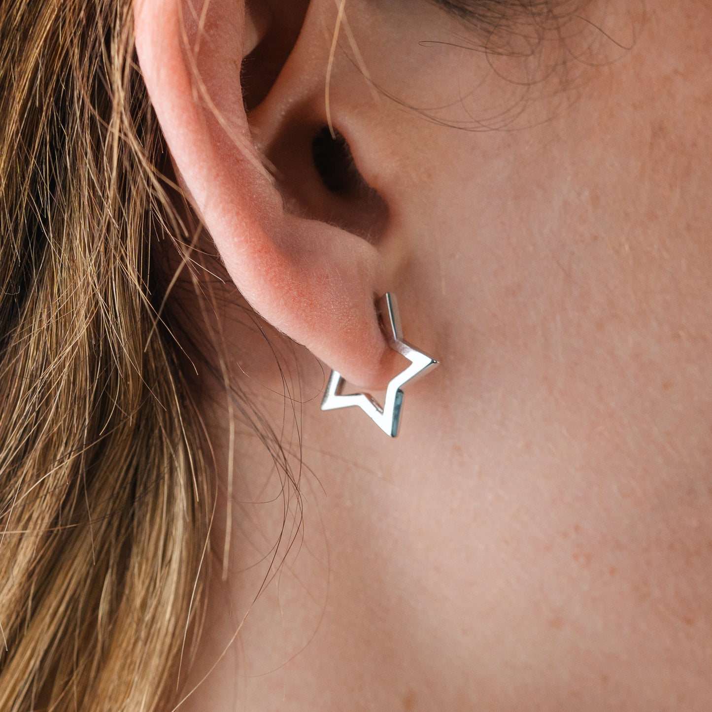 Aros argolla huggie estrella