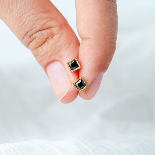 Aros mini circón negro Square cierre corazón