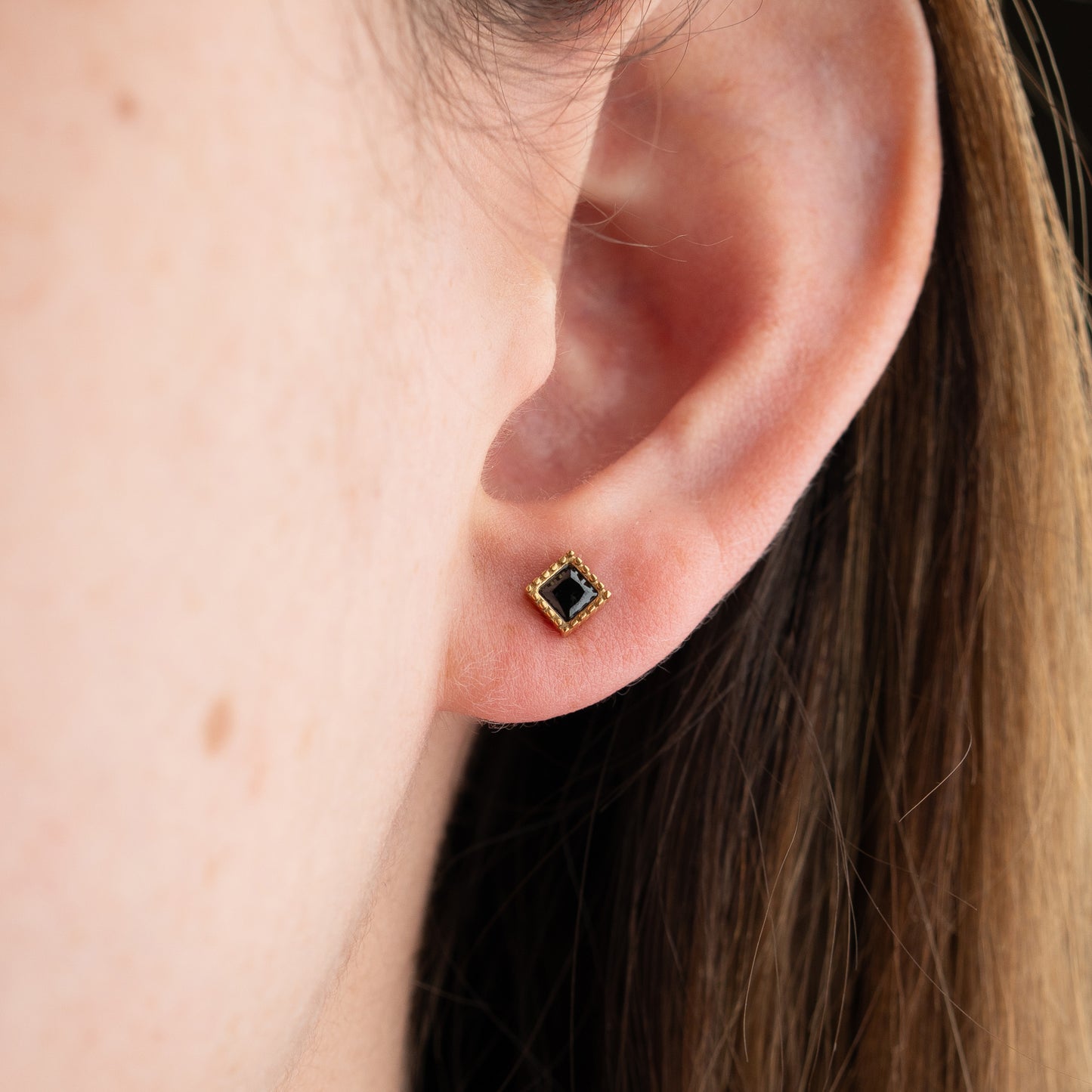 Aros mini circón negro Square cierre corazón