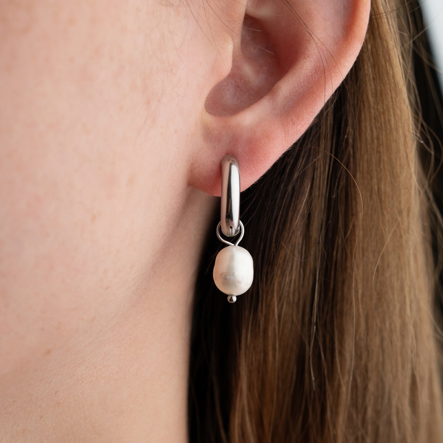 Aros argolla huggie Perla classic silver