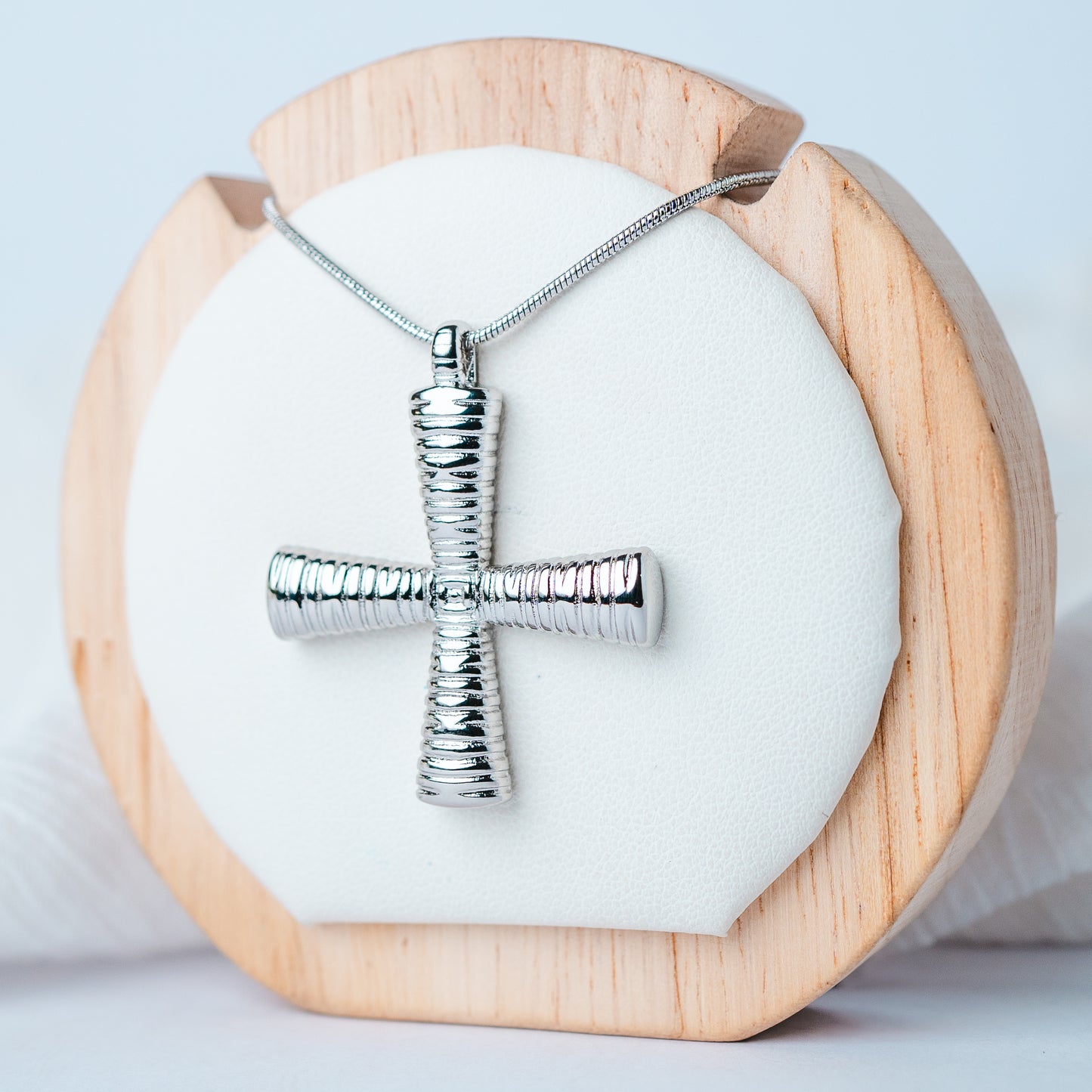 Collar Cruz Texturizada Silver