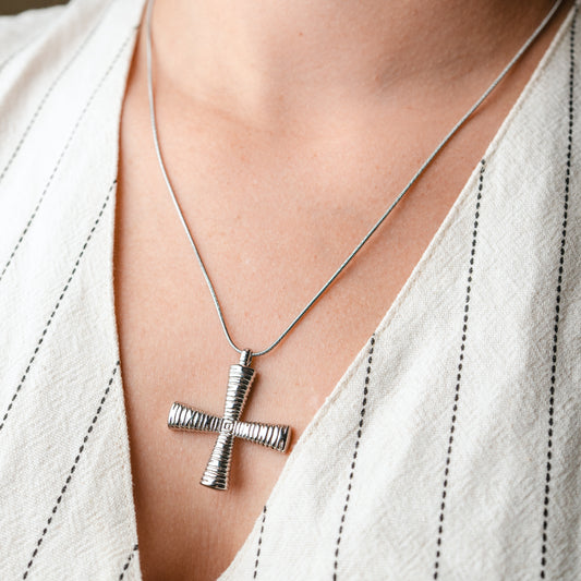 Collar Cruz Texturizada Silver