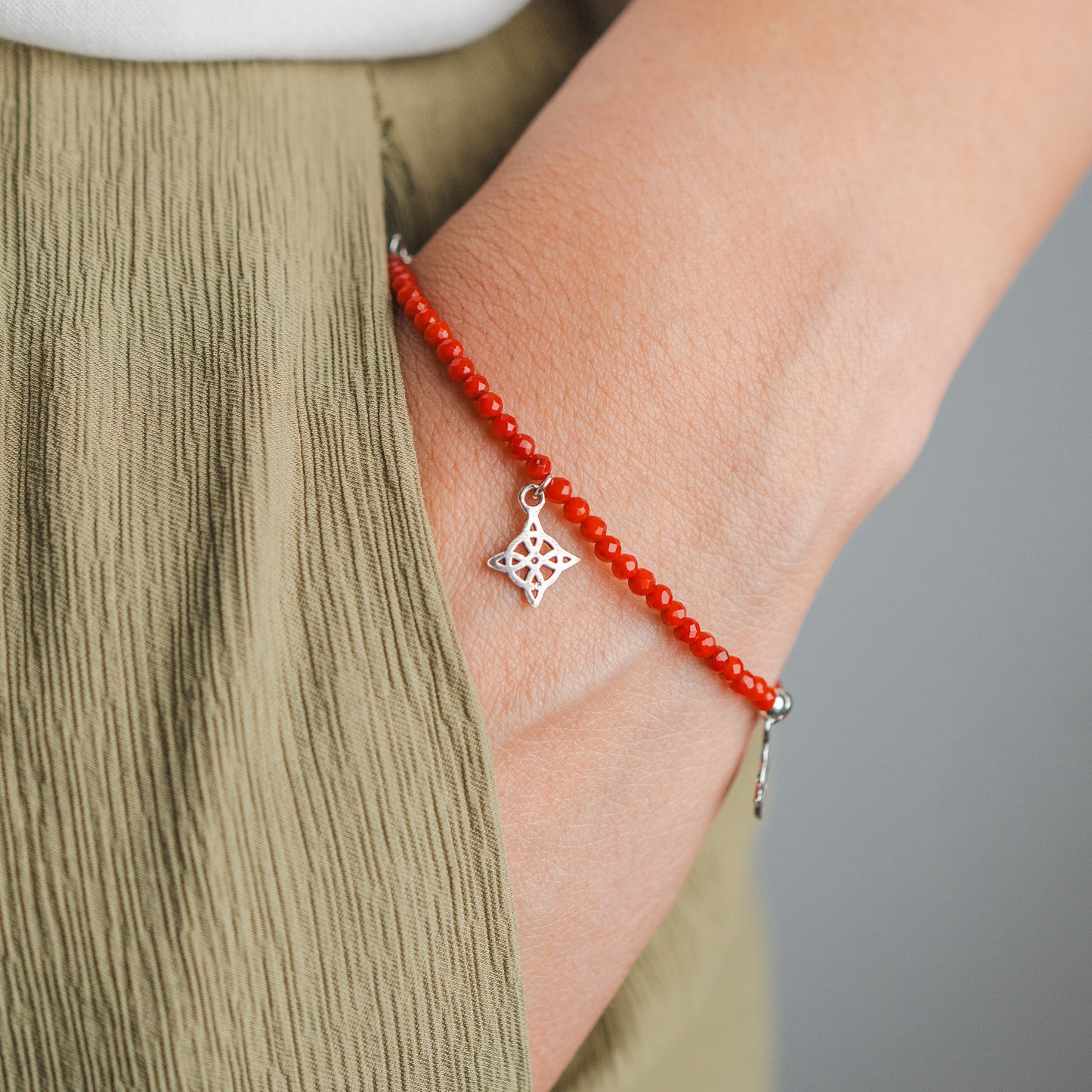 Pulsera mostacillas rojas 3 nudos de bruja