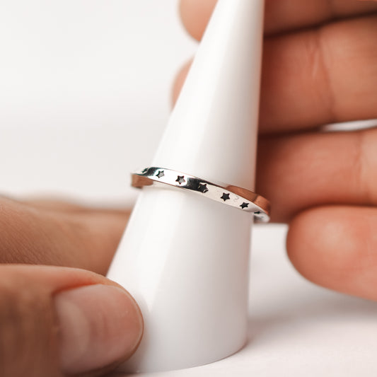 Anillo ajustable estrellas negras