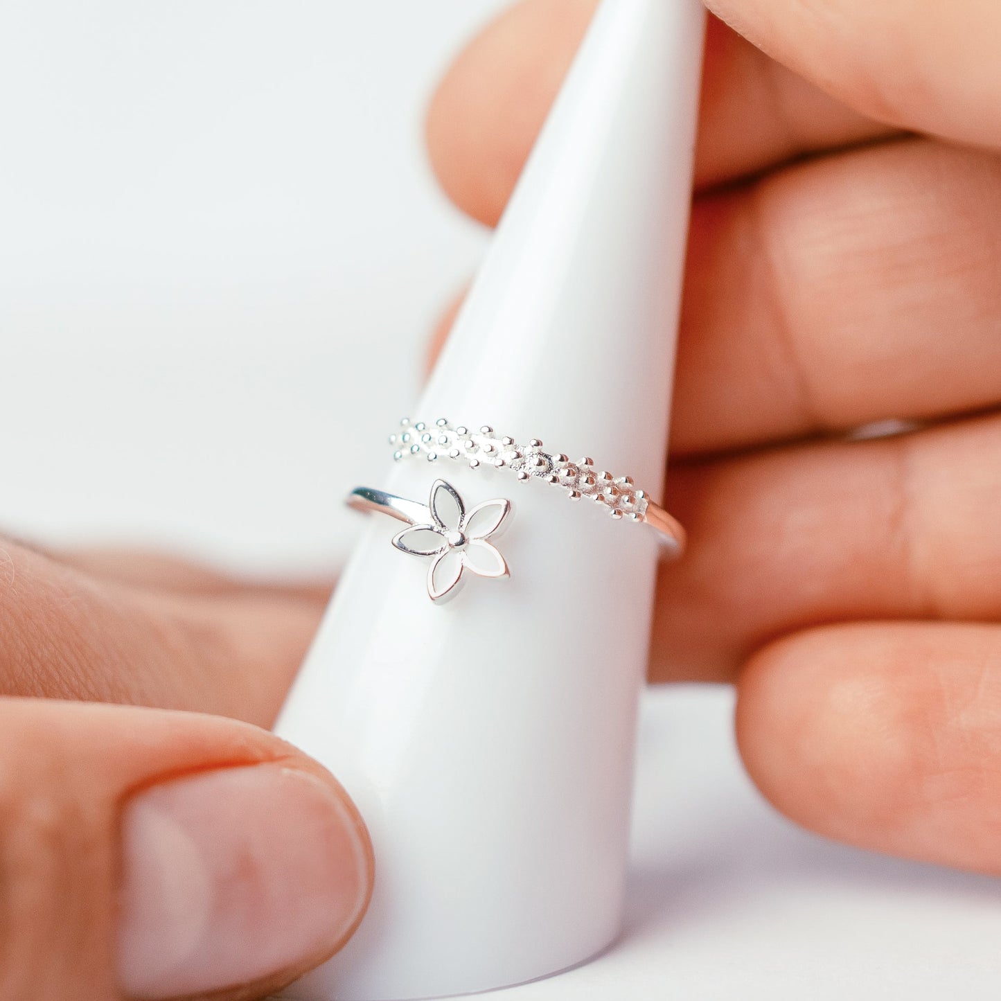 Anillo ajustable cruzado flor blanca