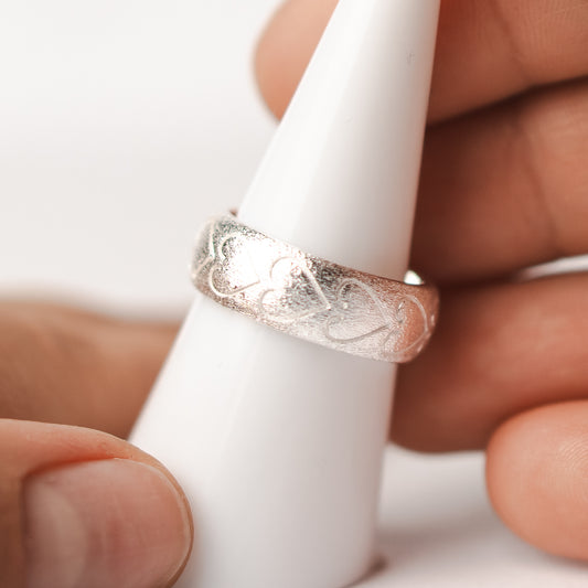 Anillo ajustable corazones satinados