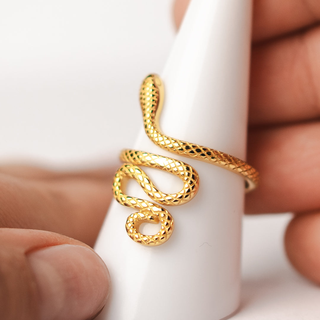 Anillo ajustable serpiente bañado en oro –